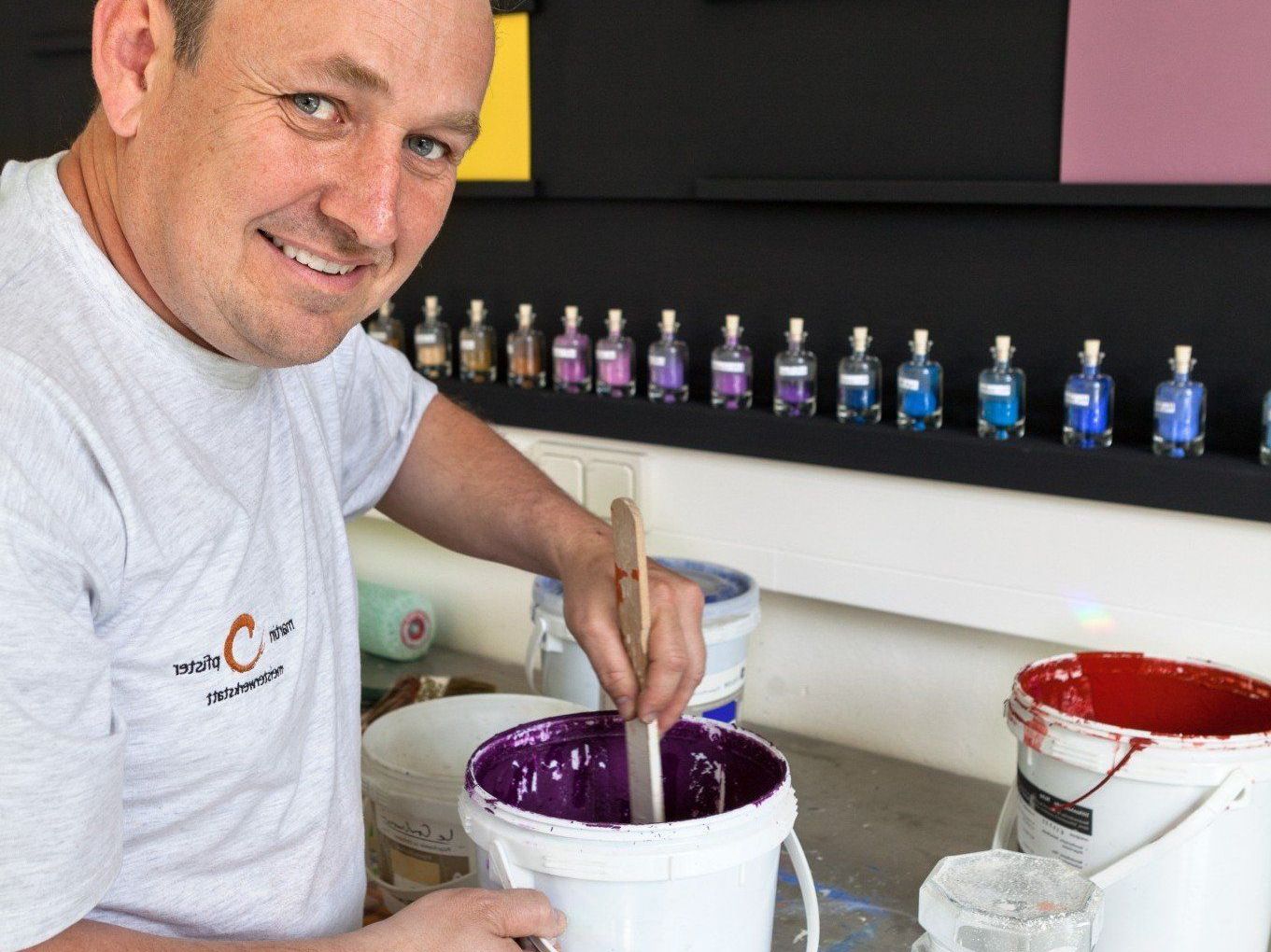Malermeister Martin Pfister lädt am 12. April zum Infotag Naturfarben. Malermeister Martin Pfister lädt am 12. April zum Infotag Naturfarben.