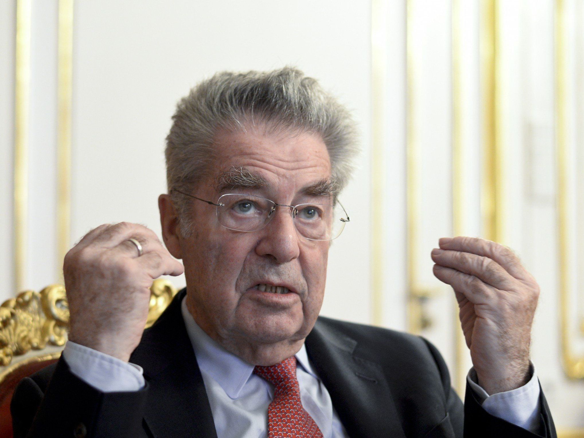 Bundespräsident kritisiert Übergangsregierung in Kiew und Moskau. Bundespräsident kritisiert Übergangsregierung in Kiew und Moskau.