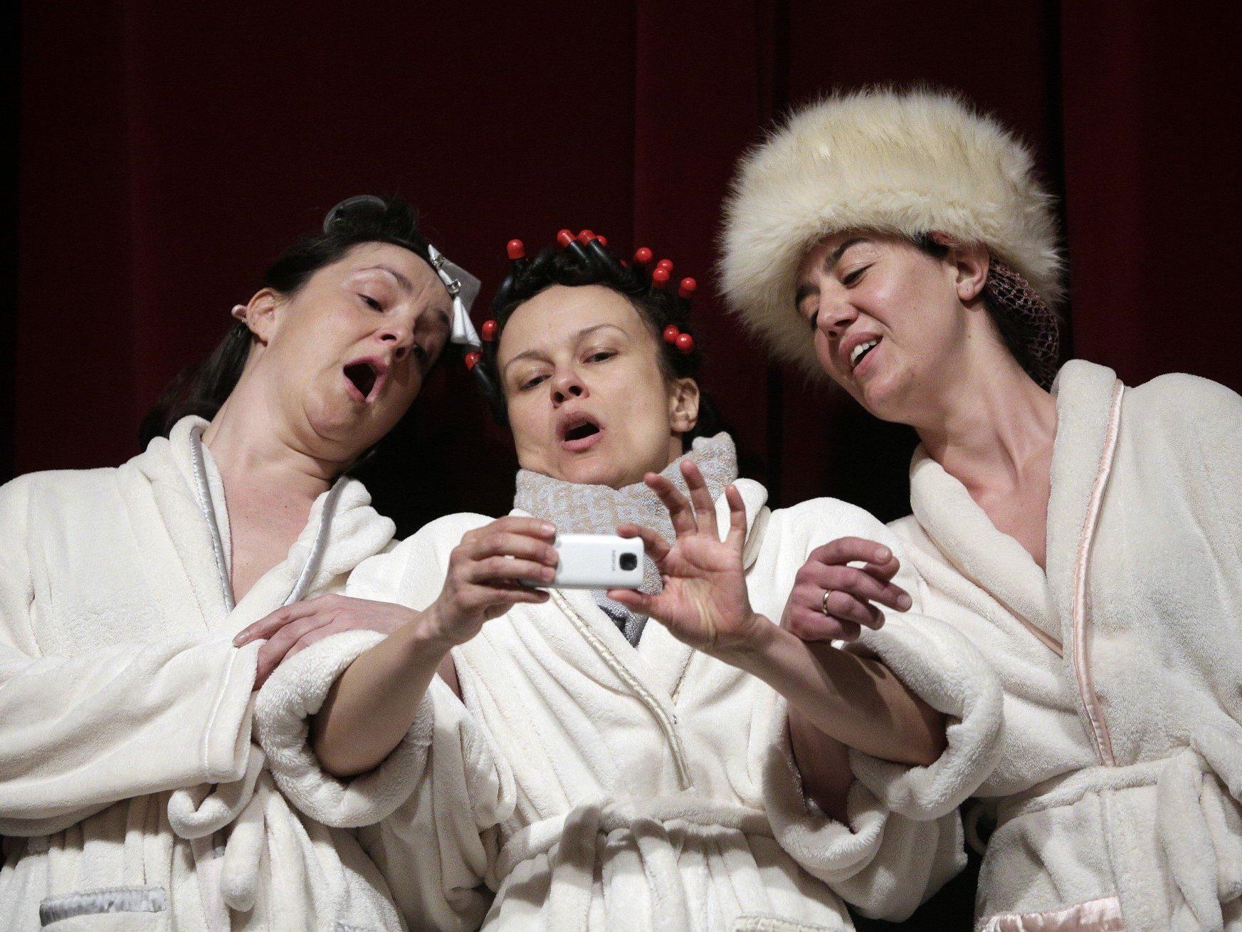 Glamour statt Gestank: "Die Präsidentinnen" im Volkstheater Wien Glamour statt Gestank: "Die Präsidentinnen" im Volkstheater Wien