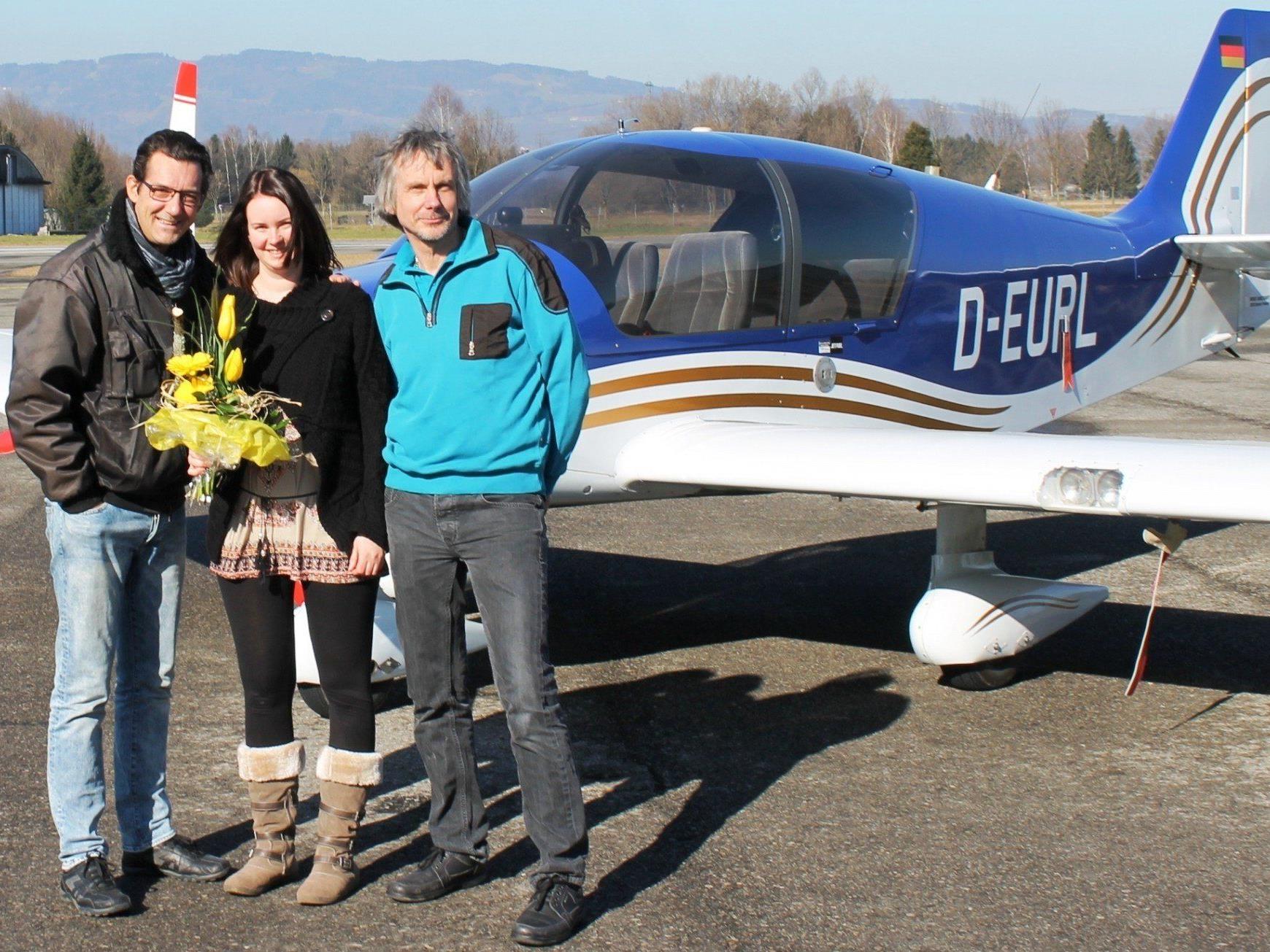 Andreas Seeburger gratuliert Elisabeth Burtscher und Papa Albert zur Auszeichnung "Fliegen für Kinder Botschafterin-Groß Walsertal"