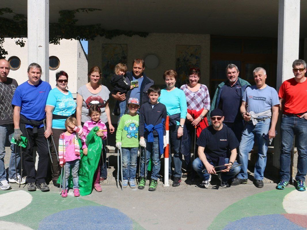 19 Erwachsene und 10 Kinder halfen allein in der Parzelle Fellengatter bei der diesjährigen Flurreinigung mit 19 Erwachsene und 10 Kinder halfen allein in der Parzelle Fellengatter bei der diesjährigen Flurreinigung mit