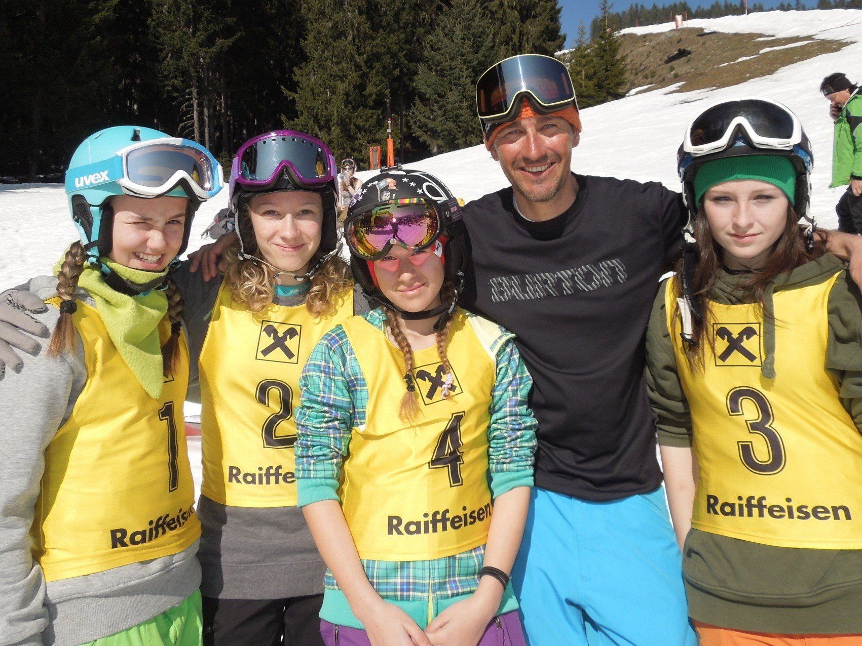 Wir gratulieren den vier Athletinnen und ihrem Trainer Stephan Klimesch zu diesem Riesenerfolg. Wir gratulieren den vier Athletinnen und ihrem Trainer Stephan Klimesch zu diesem Riesenerfolg.