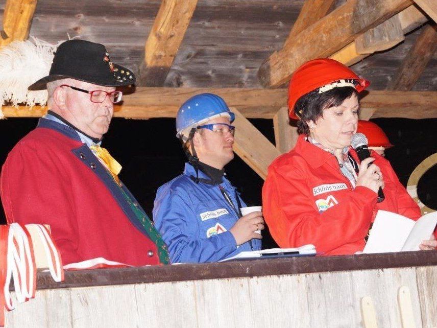 Die Jagdbergnarra ergreifen die „Macht“ in Schlins. Die Jagdbergnarra ergreifen die „Macht“ in Schlins.