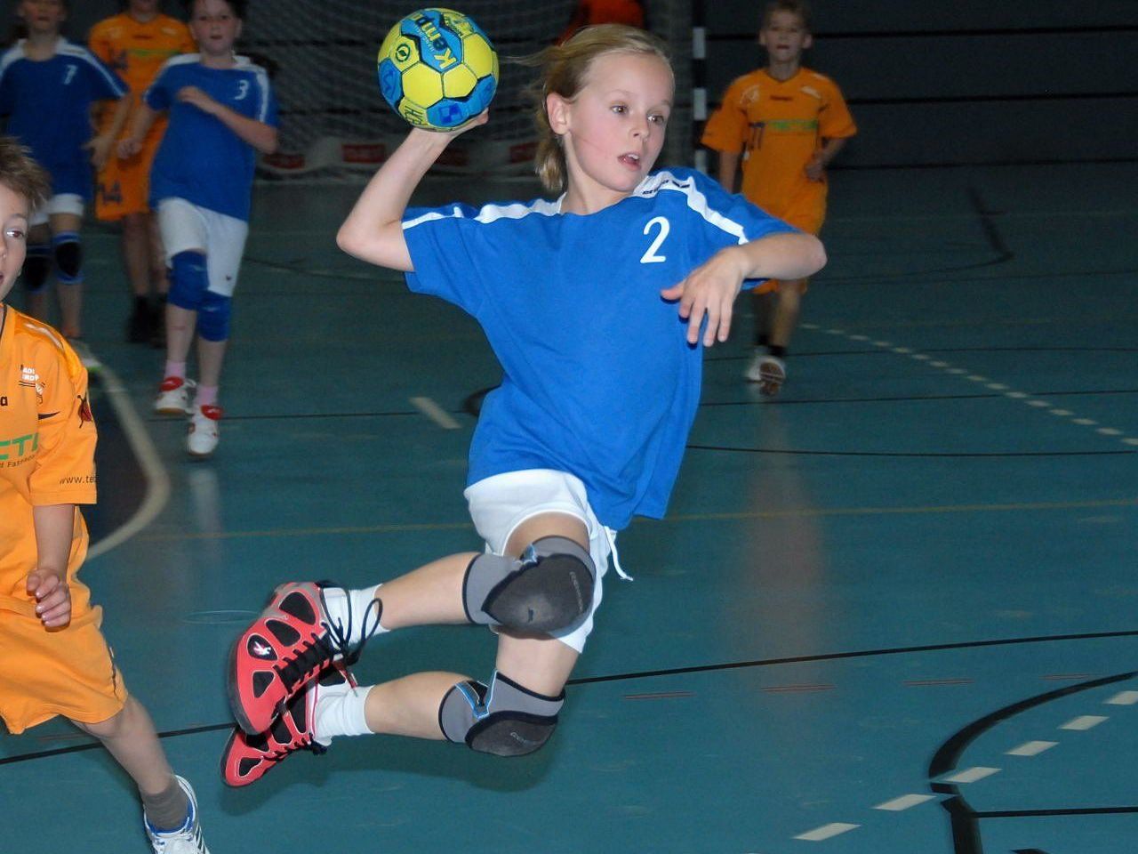 Feldkirchs Handballjugend freut sich über den ersten Landesmeistertitel in dieser Saison. Feldkirchs Handballjugend freut sich über den ersten Landesmeistertitel in dieser Saison.