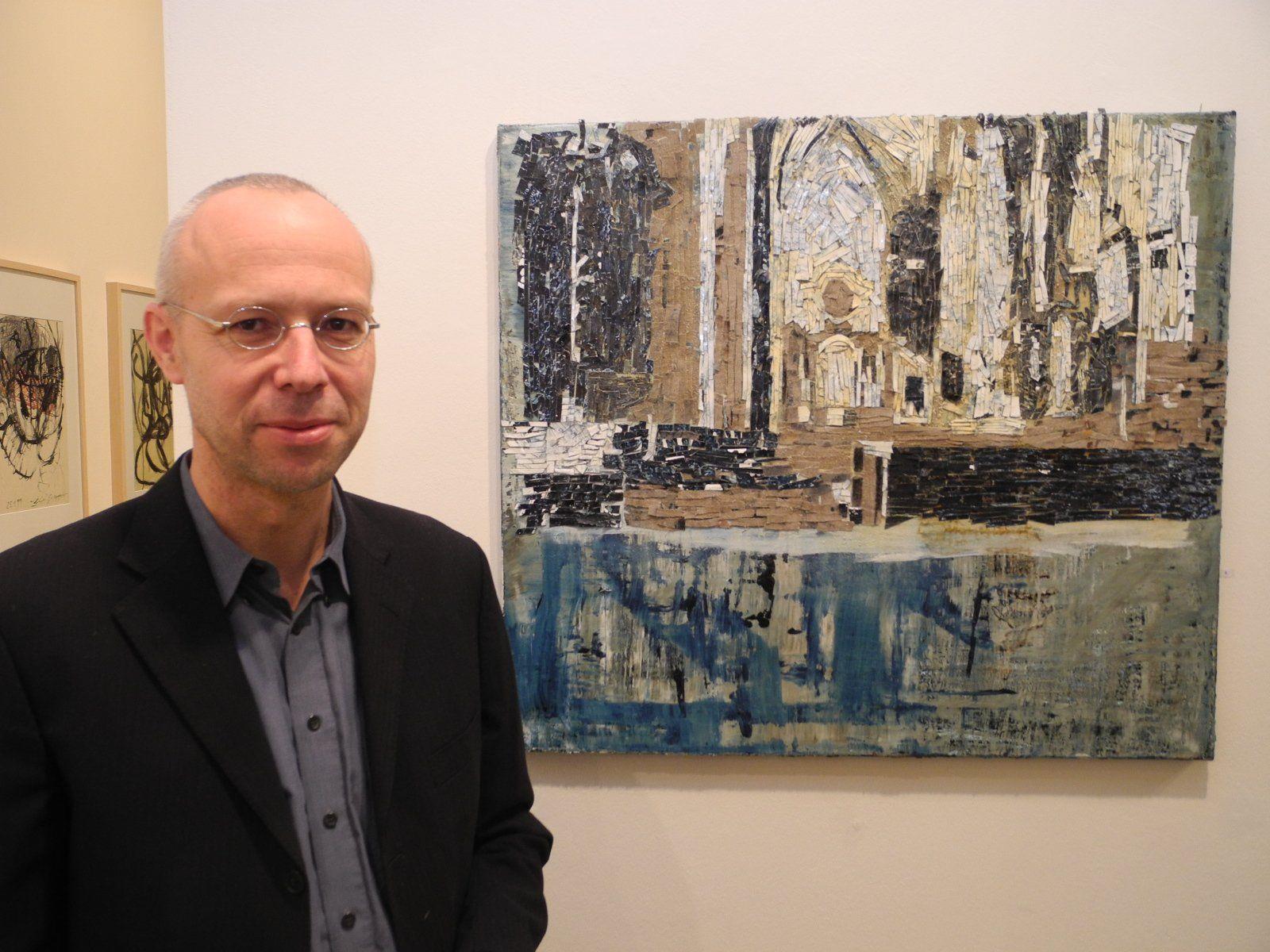 Christian Geismayr vor einem seiner Kunstwerke