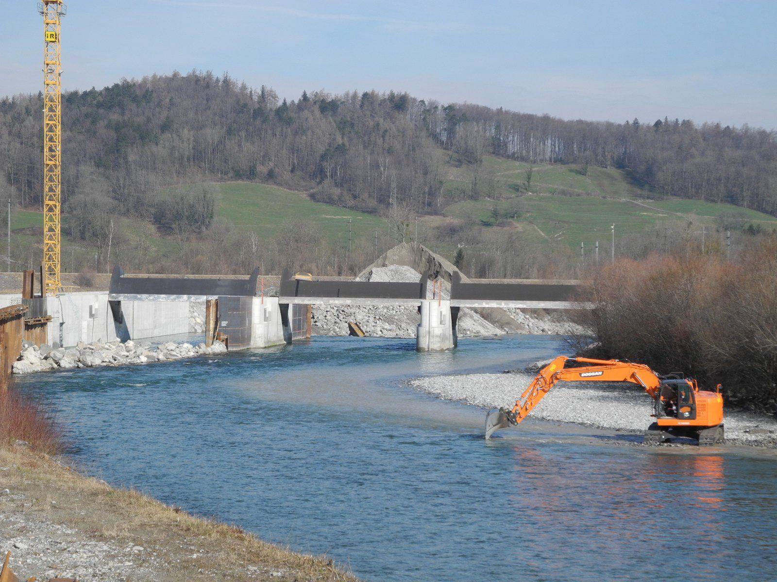 Nach der Öffnung des Wehr 1 (links) ist die Kraftwerkanlage gegen ein Jahrhunderthochwasser gesichert