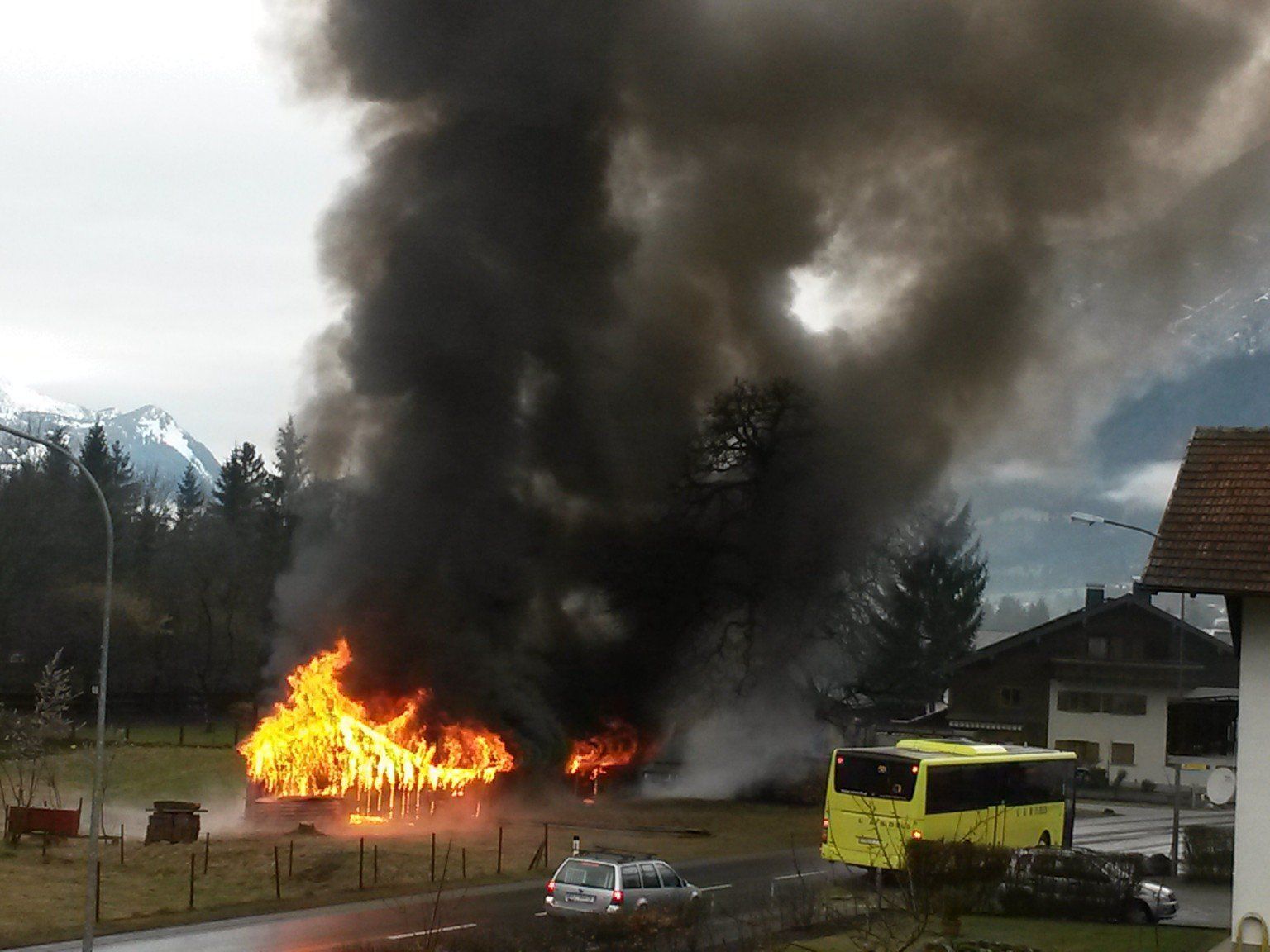 Altes Sägewerk in Innerbraz im Vollbrand. Altes Sägewerk in Innerbraz im Vollbrand.