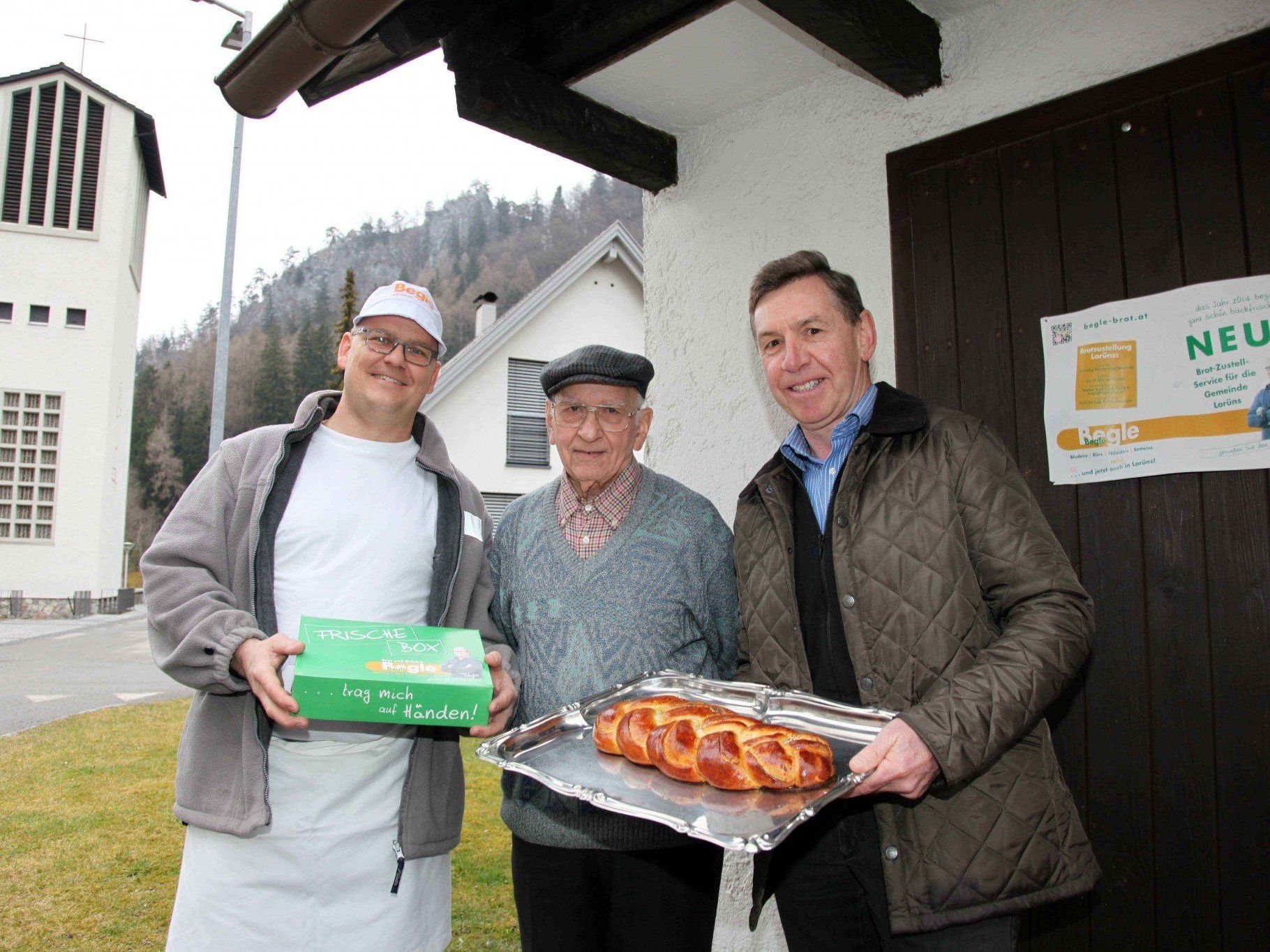 Bäckermeister Wilfried Begle bedankt sich bei Karl Batlogg und Bürgermeister Lothar Ladner (v. l.) mit Krapfen und einem Bürgermeisterzopf für die gute Zusammenarbeit. Bäckermeister Wilfried Begle bedankt sich bei Karl Batlogg und Bürgermeister Lothar Ladner (v. l.) mit Krapfen und einem Bürgermeisterzopf für die gute Zusammenarbeit.