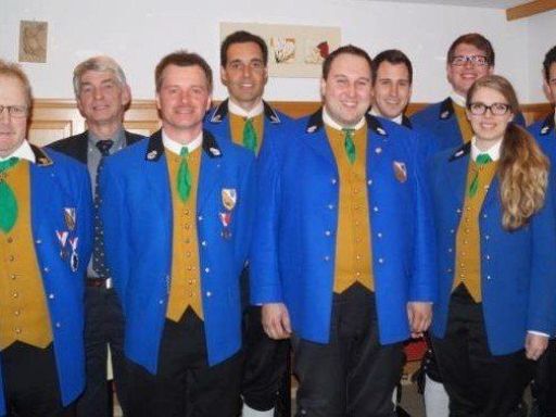 Vorstand der Gemeindemusik Schlins mit neuem Kapellmeister Lothar Uth (3. v. l.). Vorstand der Gemeindemusik Schlins mit neuem Kapellmeister Lothar Uth (3. v. l.).