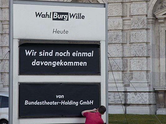 Der niederösterreichische Künstler "donhofer." bringt eine falsche Programmankündigung als Protestaktion vor dem Burgtheater an Der niederösterreichische Künstler "donhofer." bringt eine falsche Programmankündigung als Protestaktion vor dem Burgtheater an