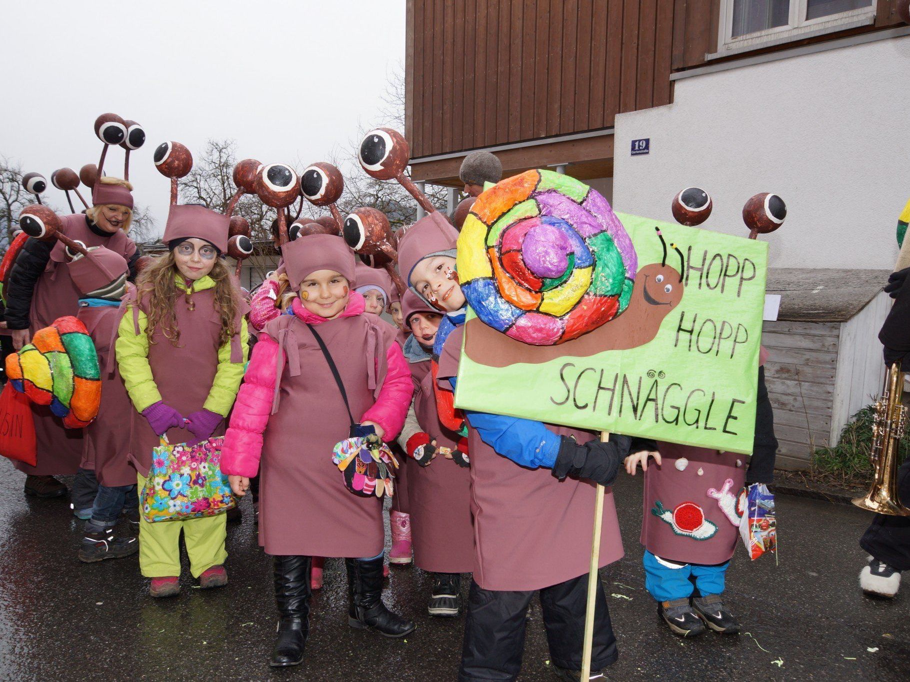 Die Nüziger Kinder und Kindergärtnerinnen freuten sich sehr über die Spende. Die Nüziger Kinder und Kindergärtnerinnen freuten sich sehr über die Spende.