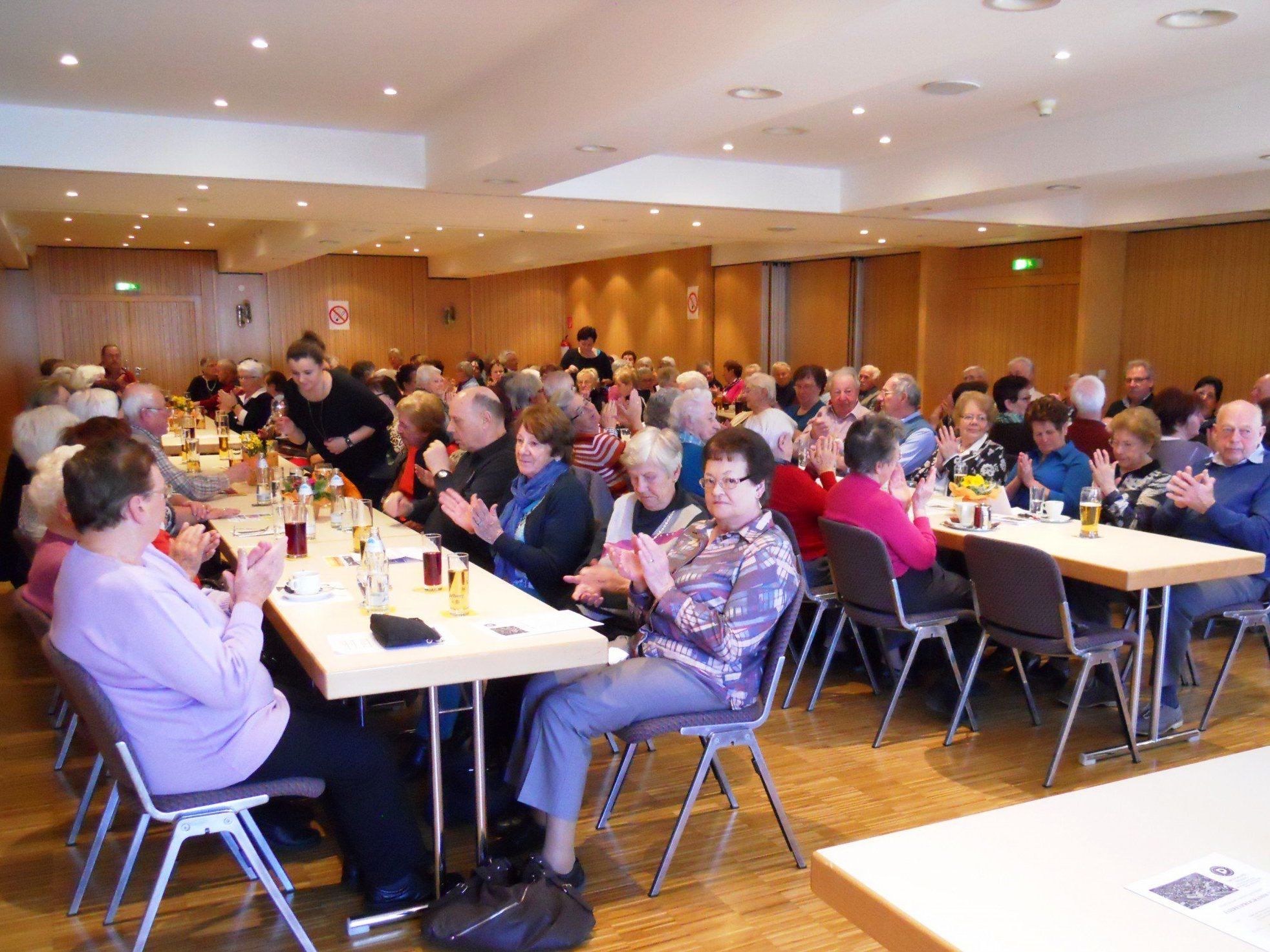 Im vollbesetzten Ramschwagsaal konnte Obfrau Renate Konzett ihre Mitglieder zur Jahreshauptversammlung begrüßen. Im vollbesetzten Ramschwagsaal konnte Obfrau Renate Konzett ihre Mitglieder zur Jahreshauptversammlung begrüßen.