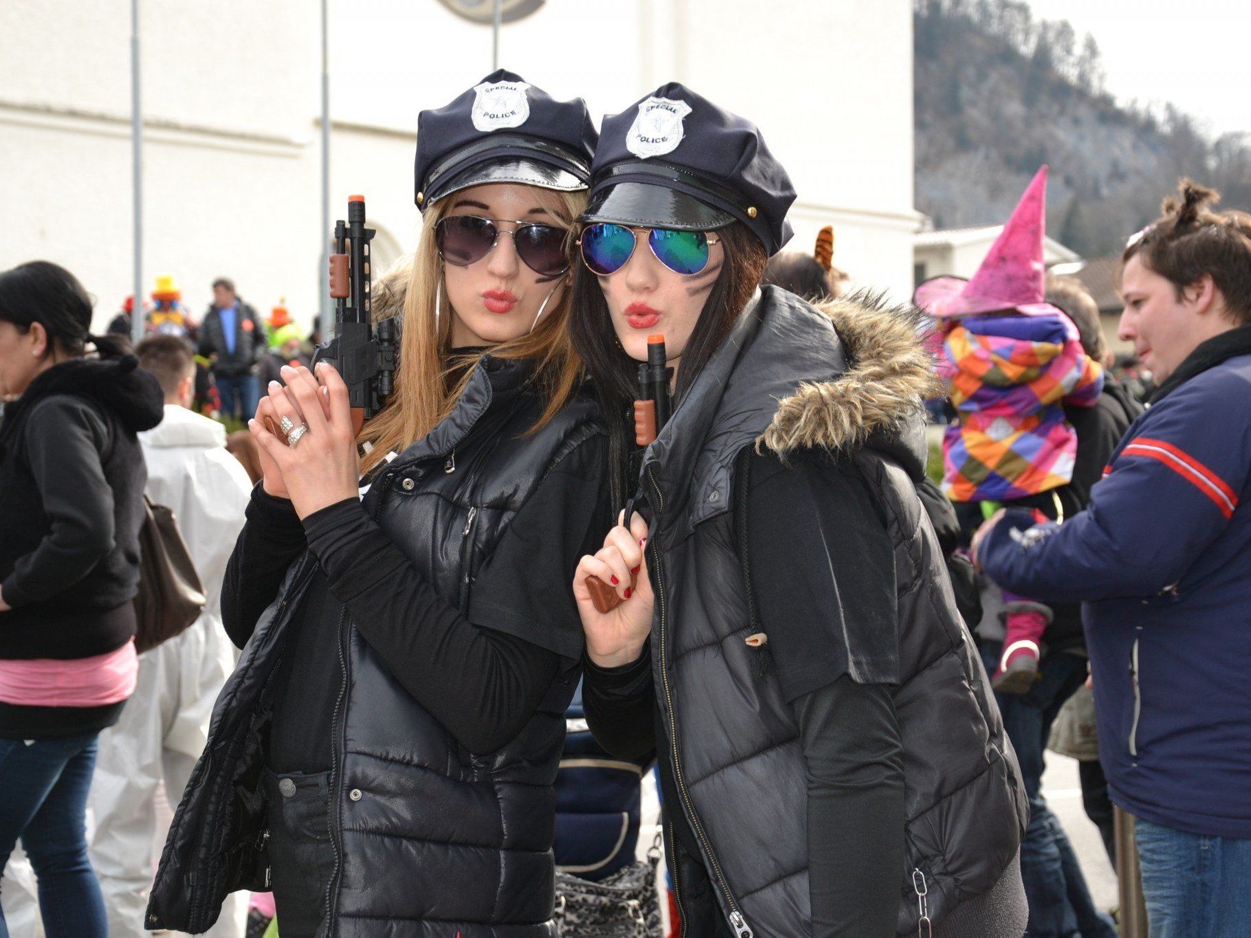Vom FBI nach Götzis gesendet wurden Kerstin und Julia am Faschingssamstag Vom FBI nach Götzis gesendet wurden Kerstin und Julia am Faschingssamstag
