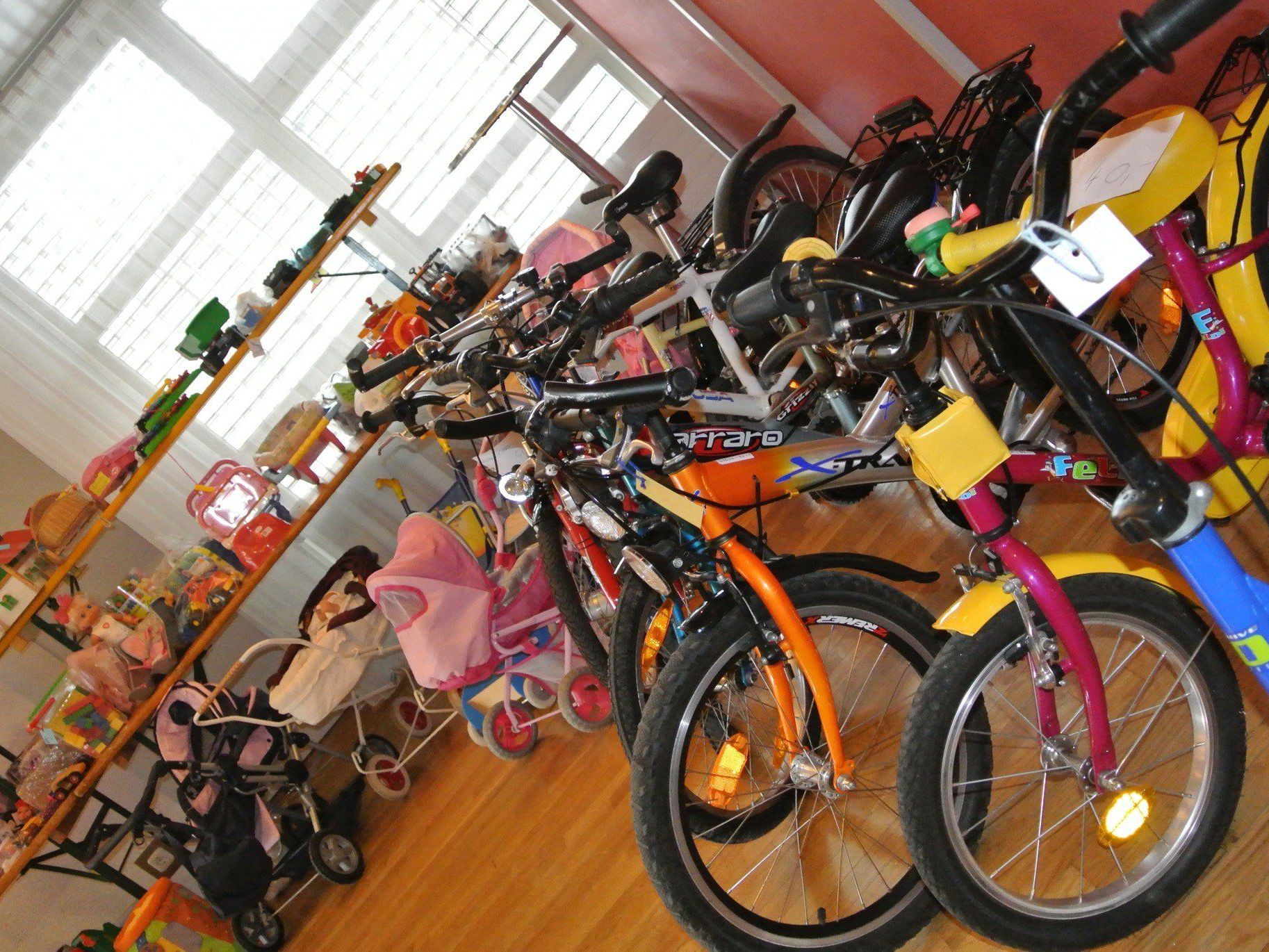 Auch Spielsachen und Sportartikel sind super günstig erhältlich Auch Spielsachen und Sportartikel sind super günstig erhältlich