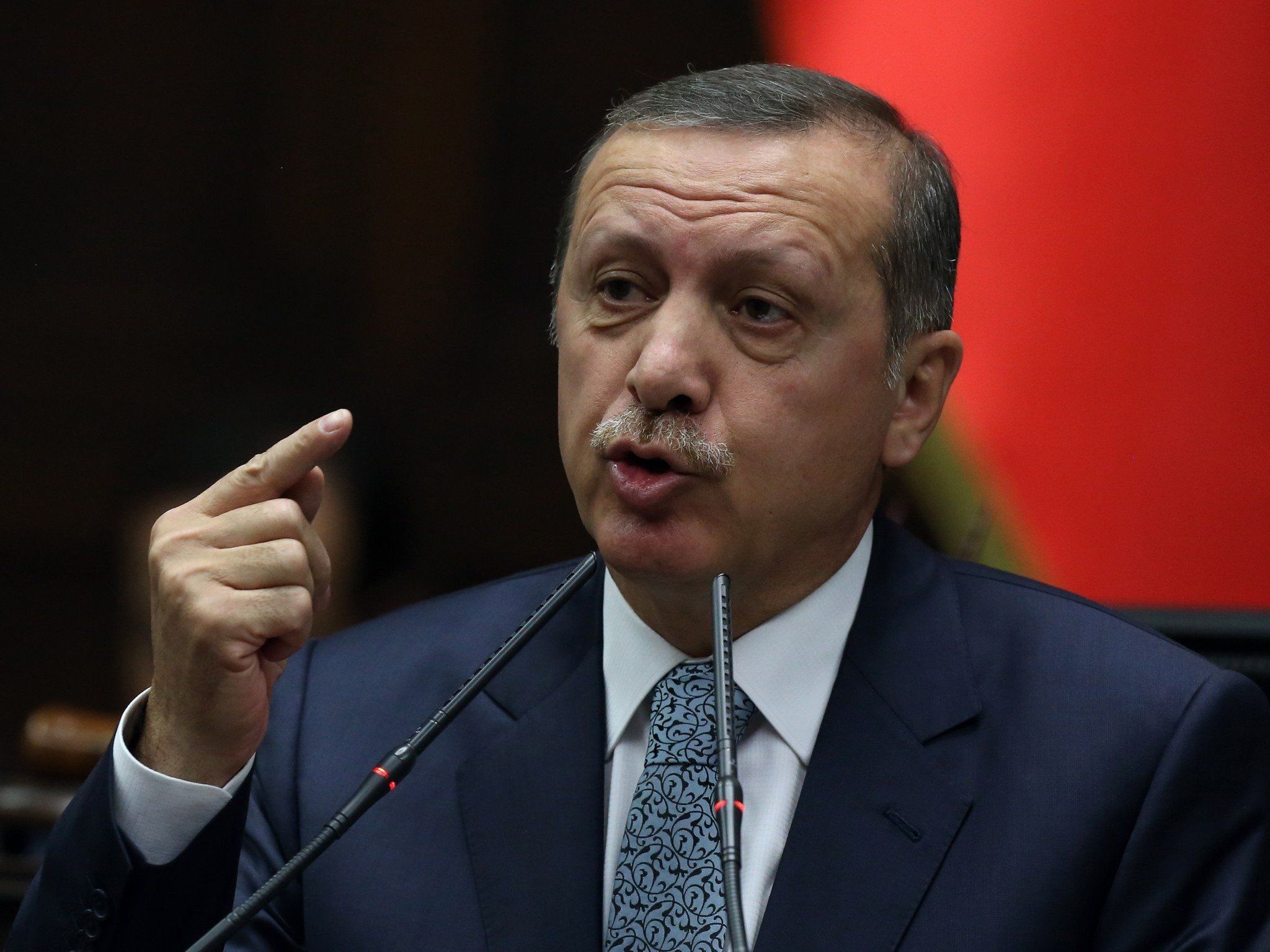 Türkischer Regierungschef wegen Telefonmitschnitten unter Druck. Türkischer Regierungschef wegen Telefonmitschnitten unter Druck.