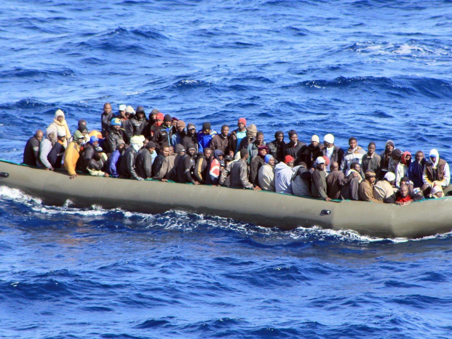 Migranten befanden sich an Bord von zwei kaum seetüchtigen Schiffen. Migranten befanden sich an Bord von zwei kaum seetüchtigen Schiffen.