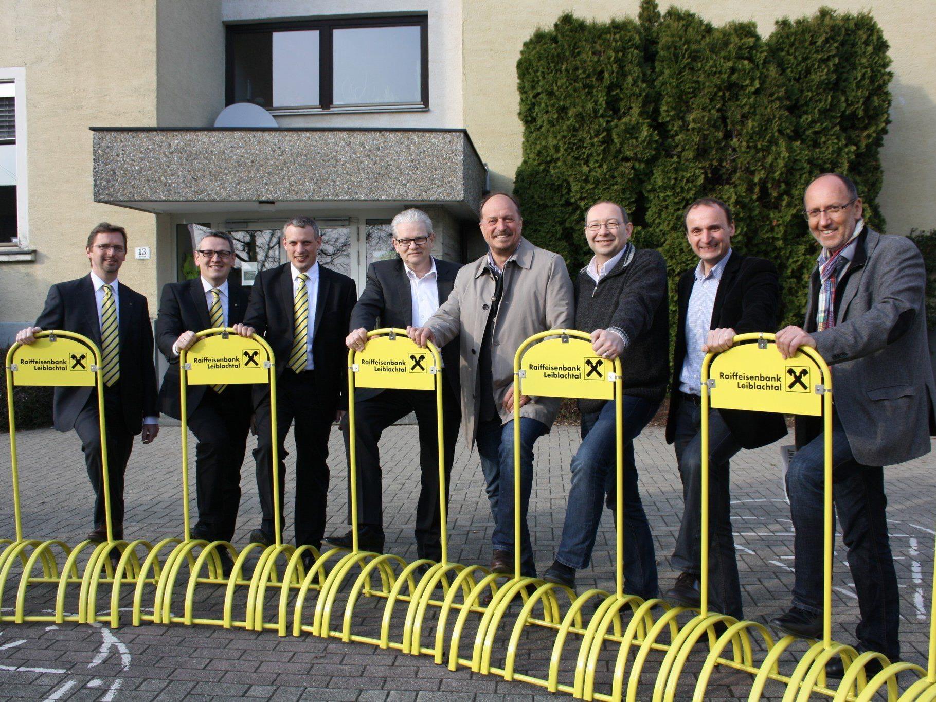 Die Bürgermeister der fünf Leiblachtalgemeinden konnten von der heimischen Raiffeisenbank 25 neue Fahrradständer für ihre Gemeinden entgegennehmen.