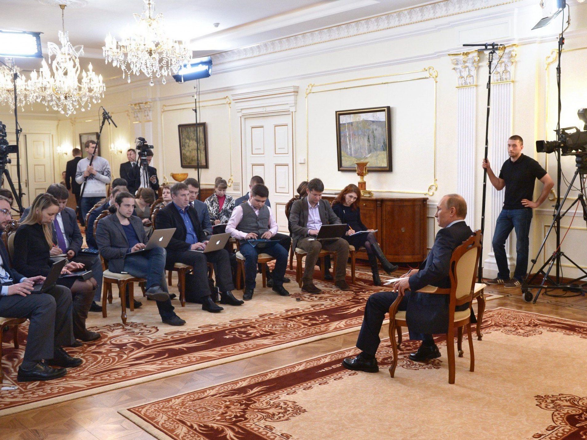 Putin bekräftigt Drohung mit Militäreinsatz: "Letztes Mittel". Putin bekräftigt Drohung mit Militäreinsatz: "Letztes Mittel".