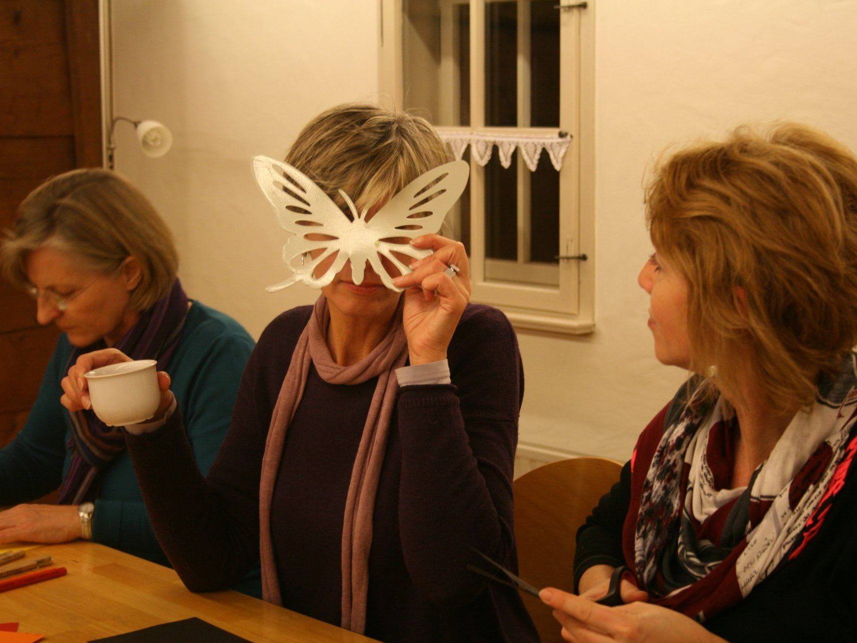 Zum Fasching wurde in der Frauenschreibwerkstatt gemalt und geschrieben. Zum Fasching wurde in der Frauenschreibwerkstatt gemalt und geschrieben.