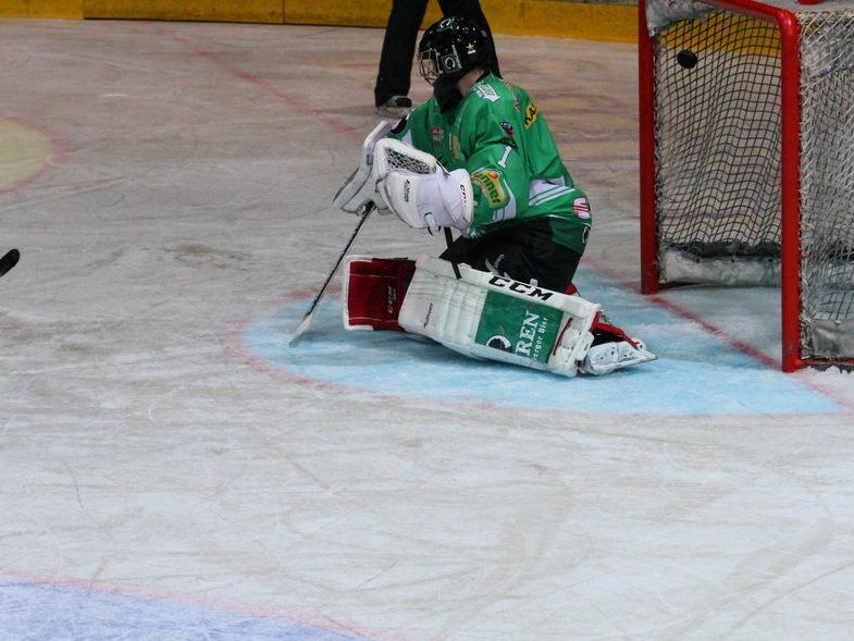 Bregenzerwald-Goalie Oskar Östlund konnt die Niederlage gegen Neumarkt auch nicht verhindern. Bregenzerwald-Goalie Oskar Östlund konnt die Niederlage gegen Neumarkt auch nicht verhindern.
