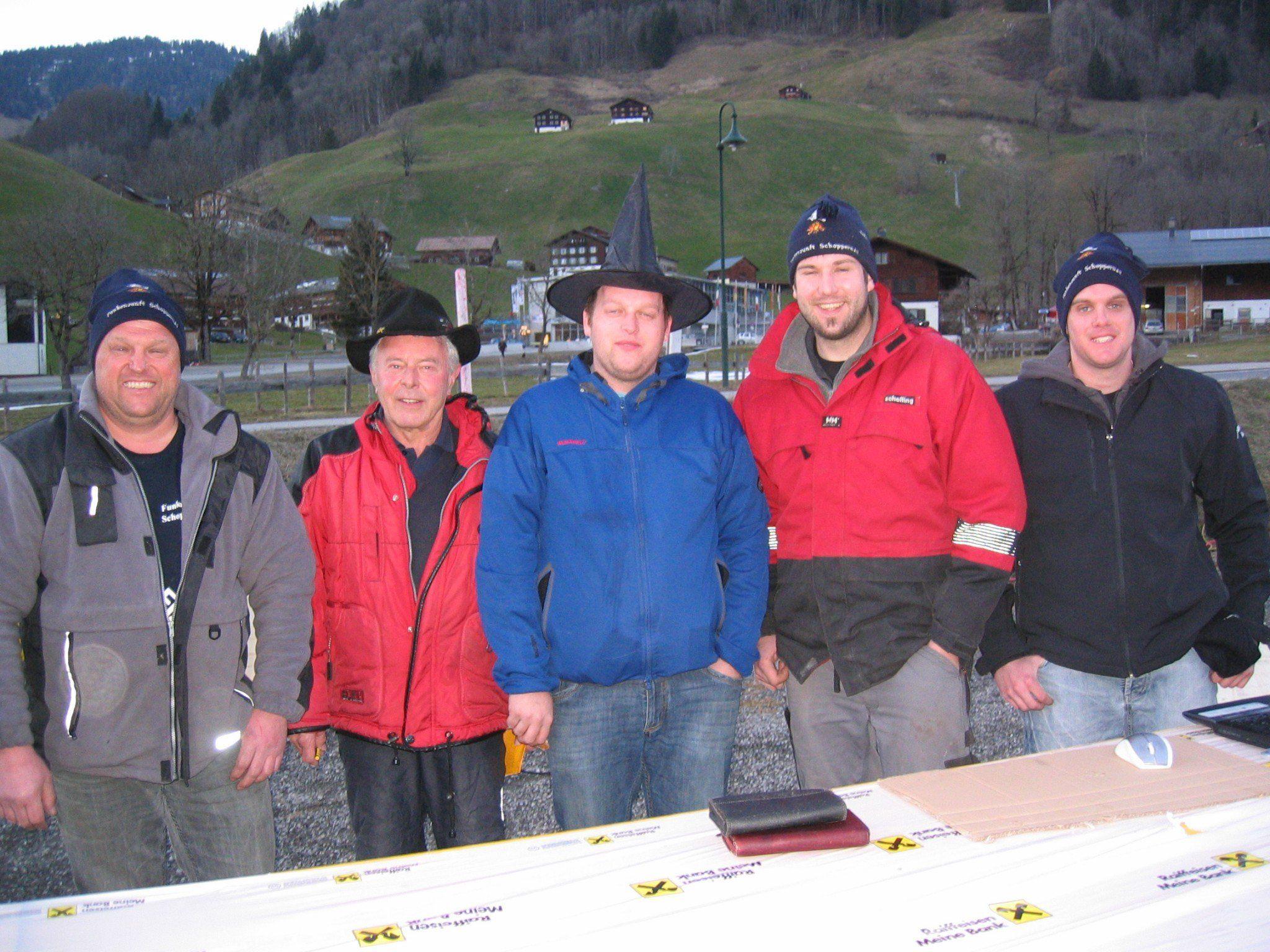 Bernhard Manser hier links im Bild mit einem Teil des Funkenteams leistete ganze Arbeit Bernhard Manser hier links im Bild mit einem Teil des Funkenteams leistete ganze Arbeit