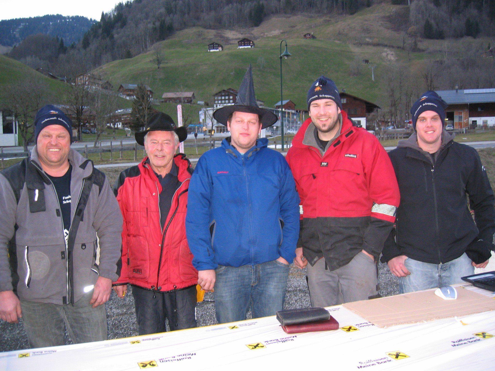 Bernhard Manser hier links im Bild  mit einem Teil des Funkenteams leistete ganze Arbeit