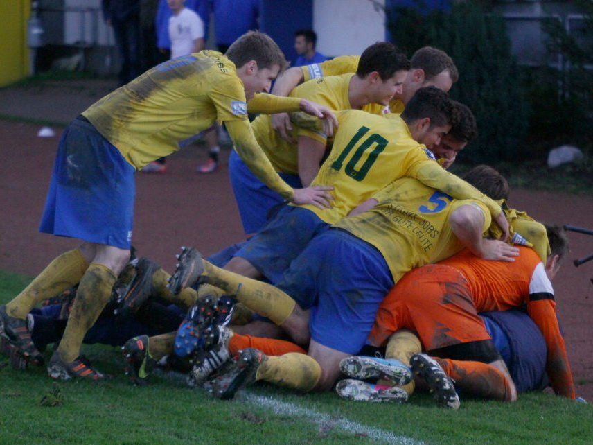 Herbstmeister VfB Hohenems führt mit acht Punkten Vorsprung in der Landesliga und ist erster Anwärter auf den VL-Aufstieg. Herbstmeister VfB Hohenems führt mit acht Punkten Vorsprung in der Landesliga und ist erster Anwärter auf den VL-Aufstieg.