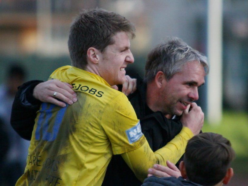 Hohenems-Trainer Rainer Spiegel und Torjäger Adrian Klammer dürfen mit dem Aufstieg fast schon rechnen. Hohenems-Trainer Rainer Spiegel und Torjäger Adrian Klammer dürfen mit dem Aufstieg fast schon rechnen.