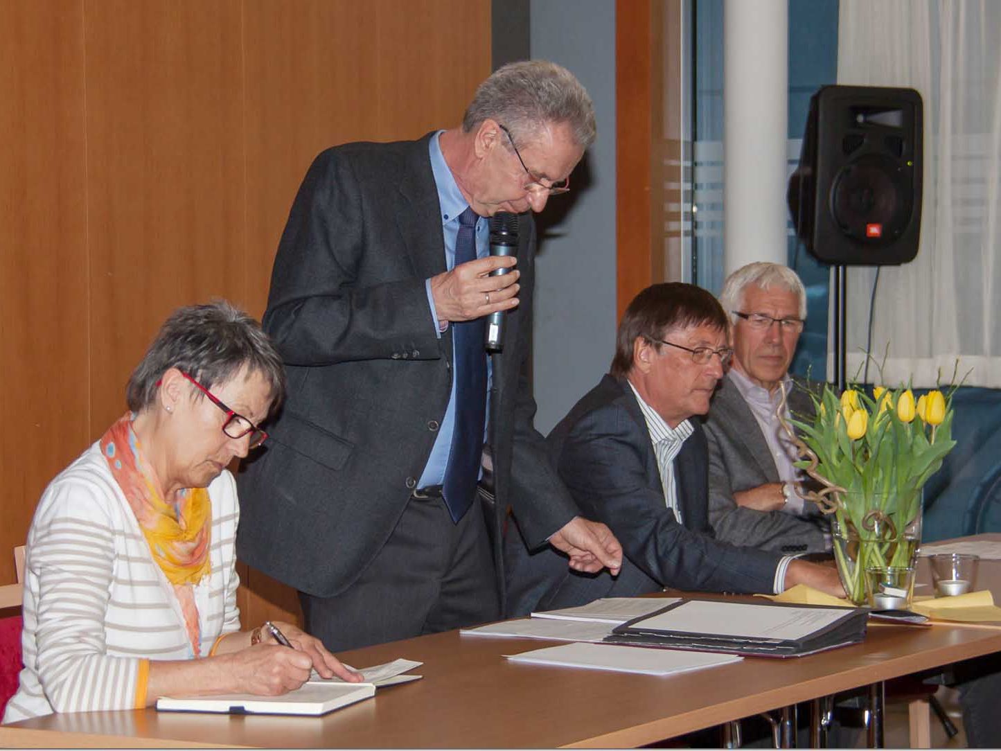 Obmann Horst Ihle (m.) bei der Jahreshauptversammlung vom Krankenpflegeverein Außermontafon. Obmann Horst Ihle (m.) bei der Jahreshauptversammlung vom Krankenpflegeverein Außermontafon.