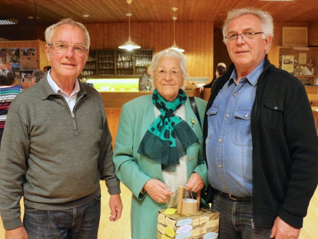 Die 90 jährige Luzia Kaufmann freut sich über ihre Brunnenspende mit Heribert Gut und Hartmut Dünser Die 90 jährige Luzia Kaufmann freut sich über ihre Brunnenspende mit Heribert Gut und Hartmut Dünser