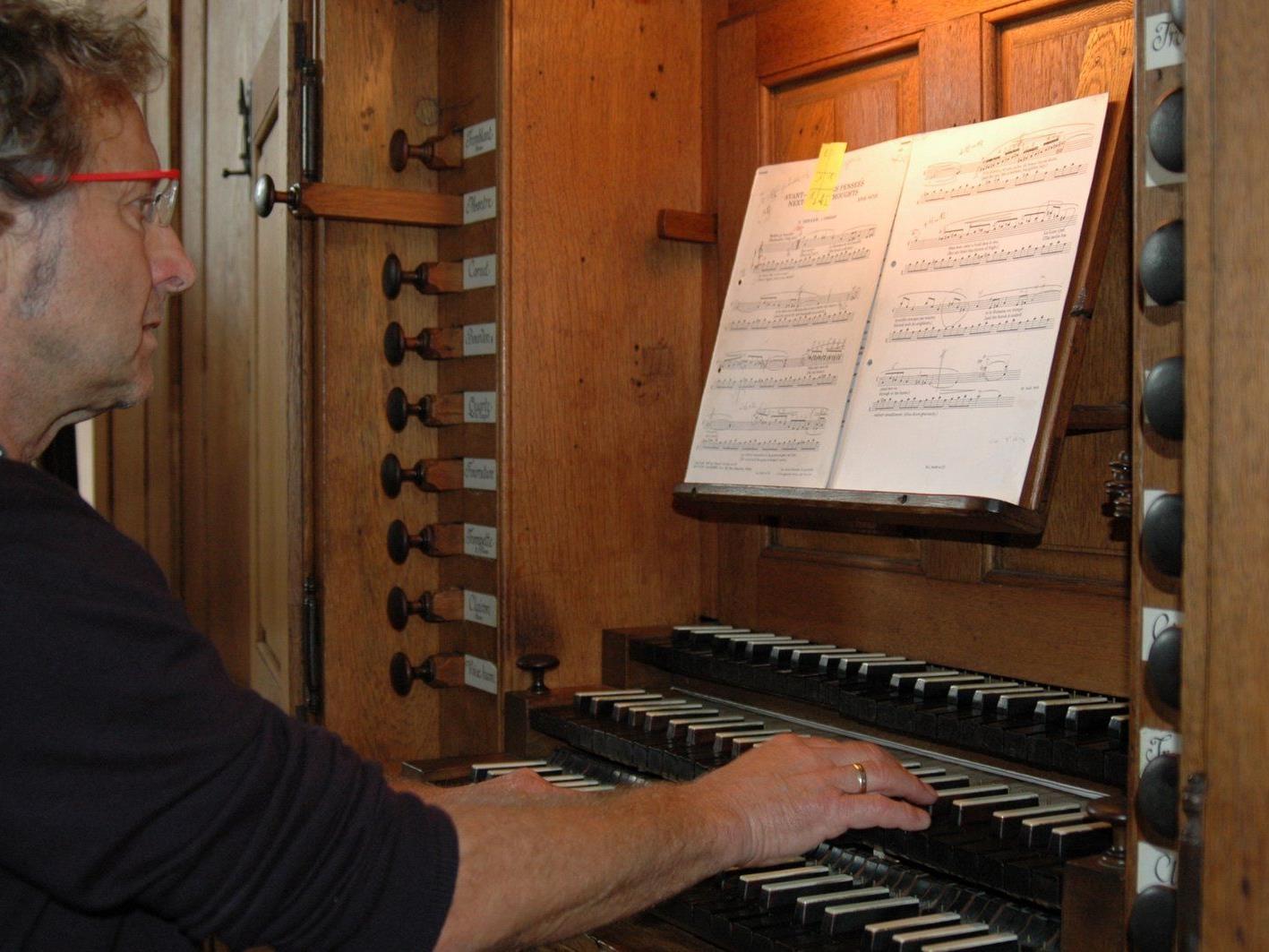Arnold Meusburger als Organist in Bezau