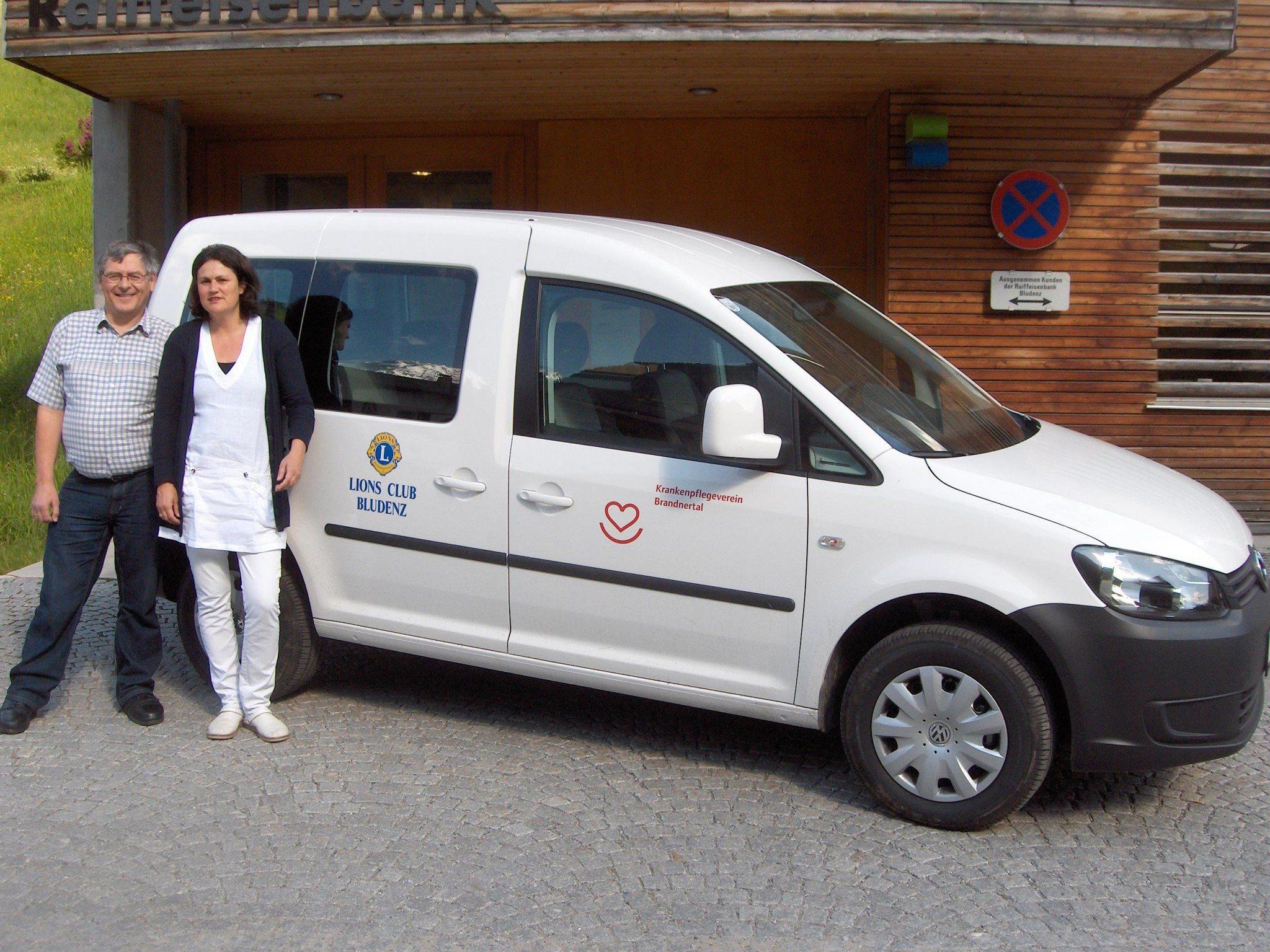 Der KPV Brandnertal darf sich über ein neues Dienstauto freuen. Im Bild Obmann Alois Gassner sowie DGKS Susanne Böhler-Salomon.