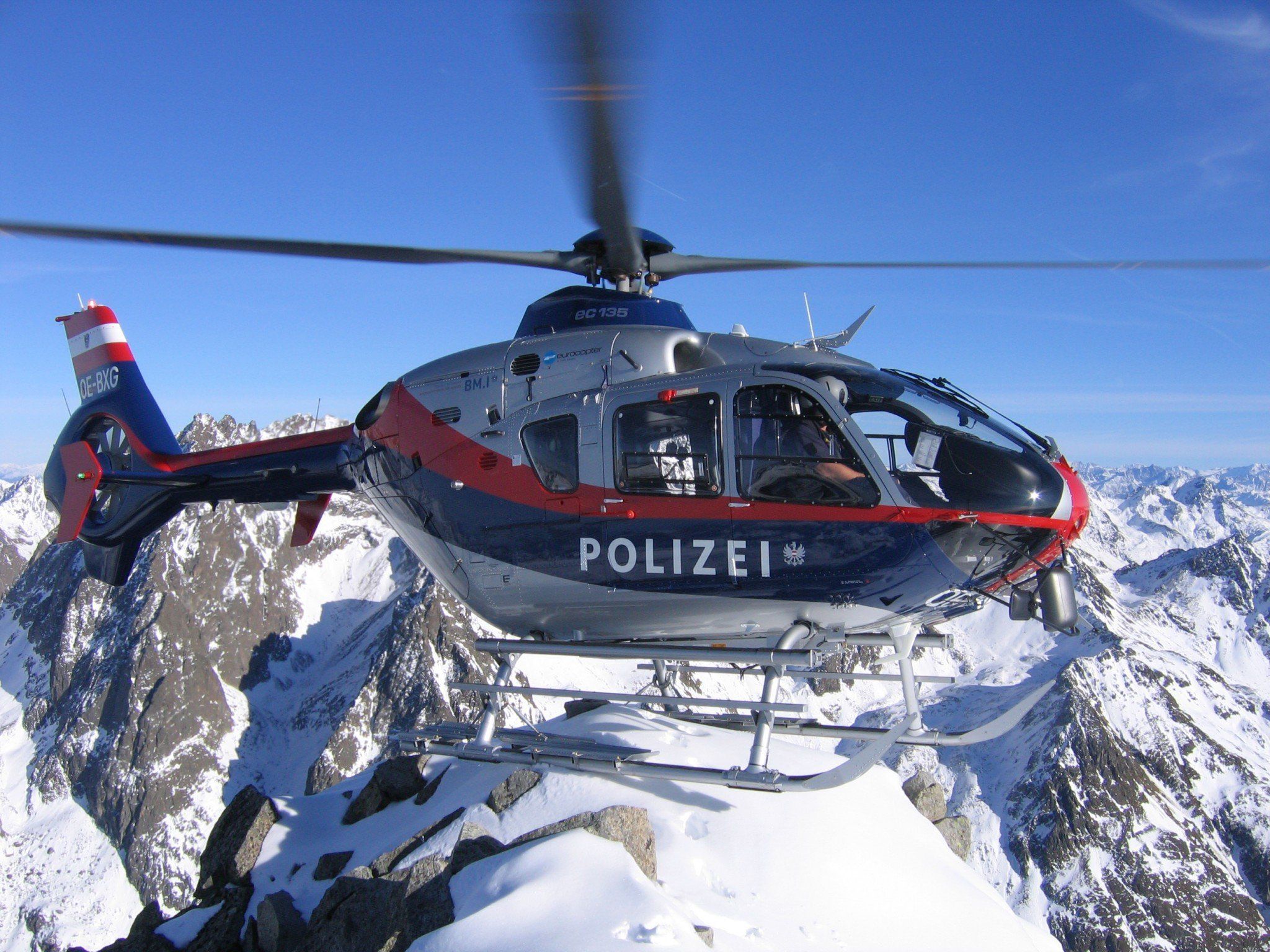 Der Polizeihubschrauber "Libelle" war zum Löschen der Glutnester im Einsatz. Der Polizeihubschrauber "Libelle" war zum Löschen der Glutnester im Einsatz.