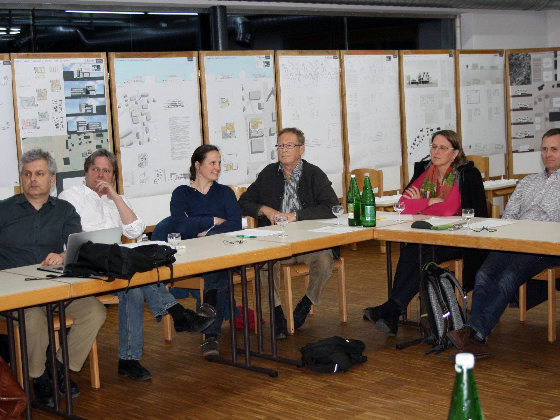 Kein offenes Ohr für die Umsetzung des Siegerprojektes „Gemeindeamt NEU“ fand Bürgermeister Xaver Sinz bei den sechs Mandataren der Liste „Grüne Leiblachtal“. Kein offenes Ohr für die Umsetzung des Siegerprojektes „Gemeindeamt NEU“ fand Bürgermeister Xaver Sinz bei den sechs Mandataren der Liste „Grüne Leiblachtal“.