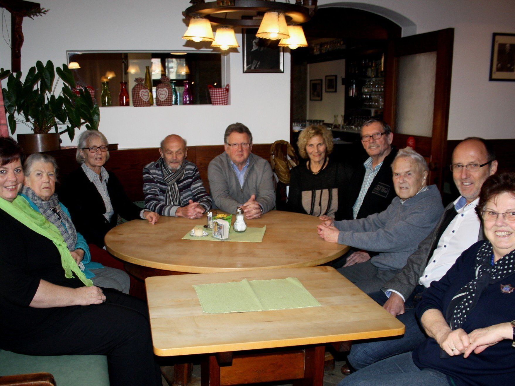 Alljährlich bedankt sich die Gemeinde beim Team des Vereines „Ortsgeschichtliche Sammlung Lochau“ für die umfangreiche Arbeit. Alljährlich bedankt sich die Gemeinde beim Team des Vereines „Ortsgeschichtliche Sammlung Lochau“ für die umfangreiche Arbeit.