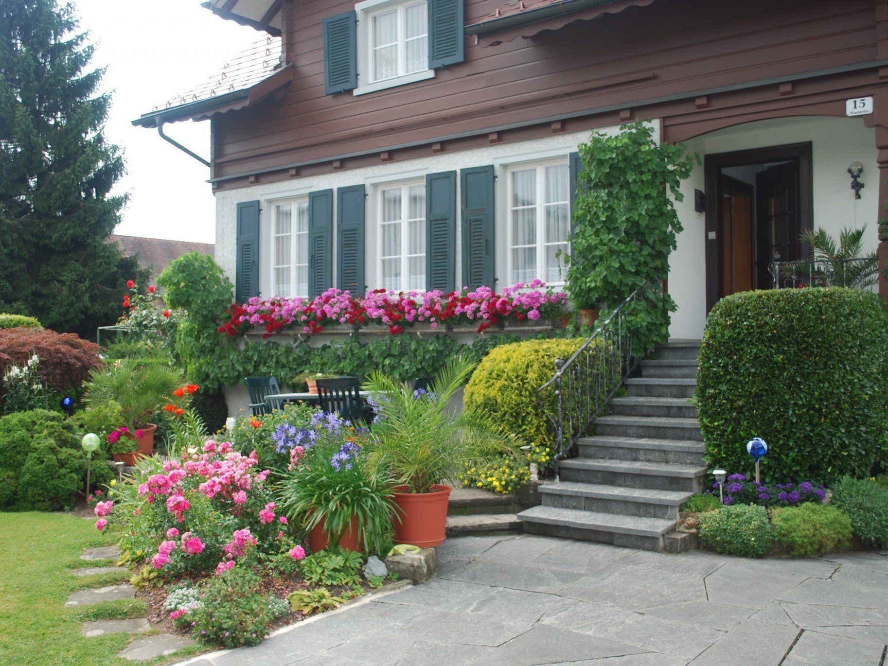In Lustenau wird sehr viel Wert auf schönen Blumenschmuck bei Wohnhäusern gelegt. In Lustenau wird sehr viel Wert auf schönen Blumenschmuck bei Wohnhäusern gelegt.