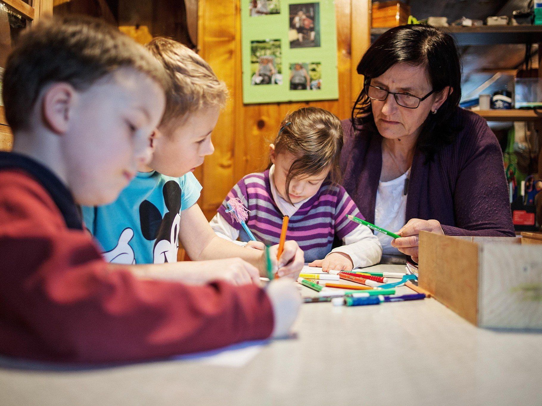 Viel Spaß beim Malen haben die Kinder bei ihrer Tagesmutter. Viel Spaß beim Malen haben die Kinder bei ihrer Tagesmutter.