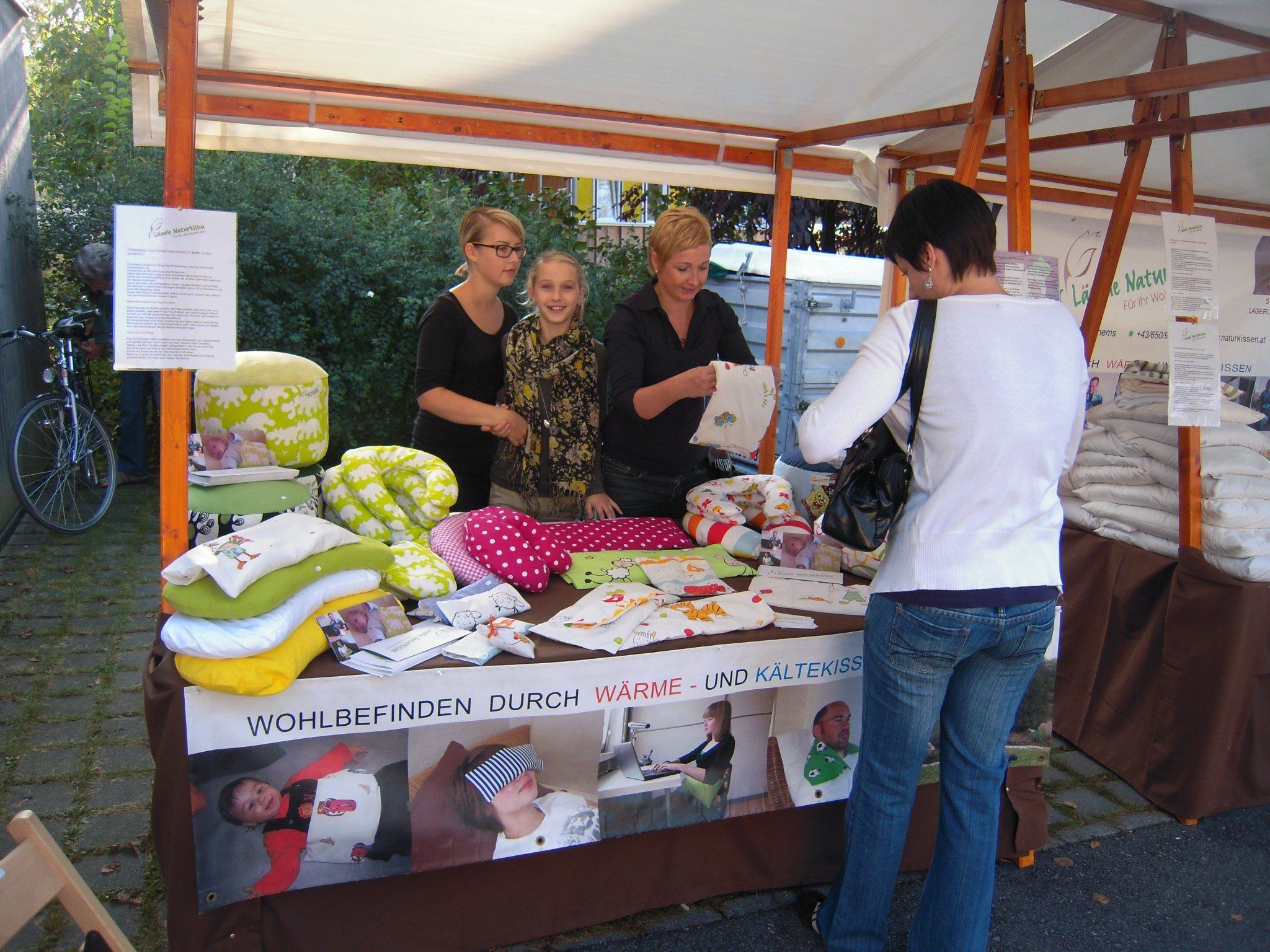 Mehr als 40 Frauen aus dem ganzen Land bieten am Samstag, 15. März 2014 am Lustenauer Kirchplatz ihre Kreationen zum Verkauf an. Mehr als 40 Frauen aus dem ganzen Land bieten am Samstag, 15. März 2014 am Lustenauer Kirchplatz ihre Kreationen zum Verkauf an.