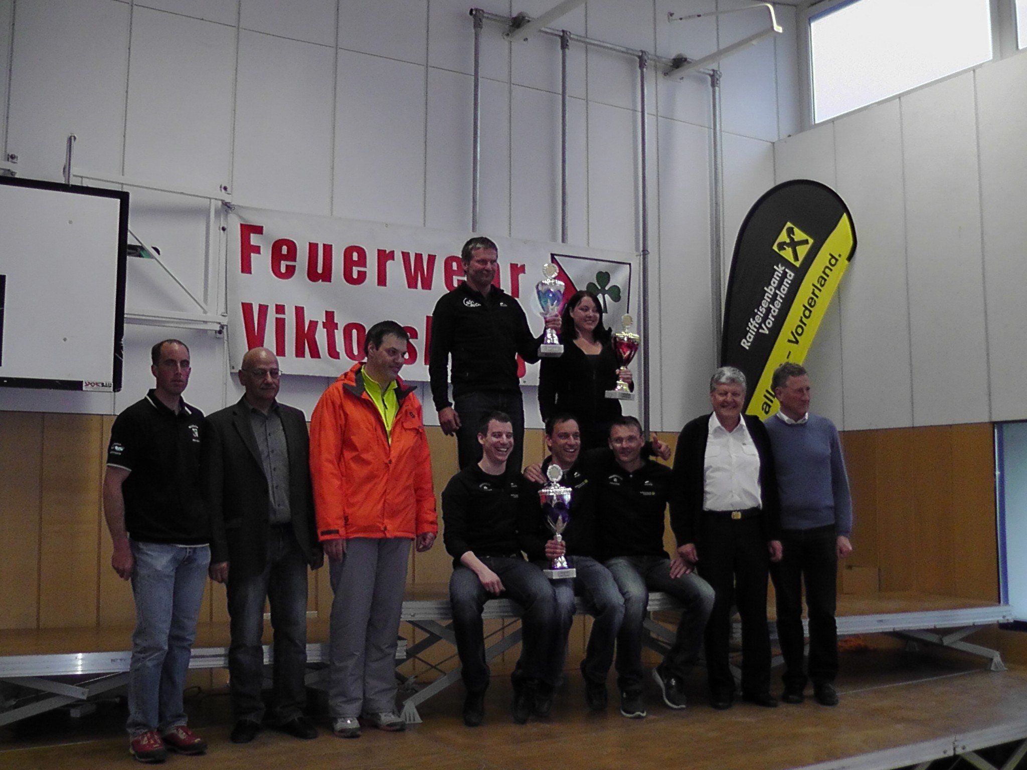 Die großen Sieger bei der Landesschimeisterschaft der Feuerwehren mit Ehrengästen. Die großen Sieger bei der Landesschimeisterschaft der Feuerwehren mit Ehrengästen.