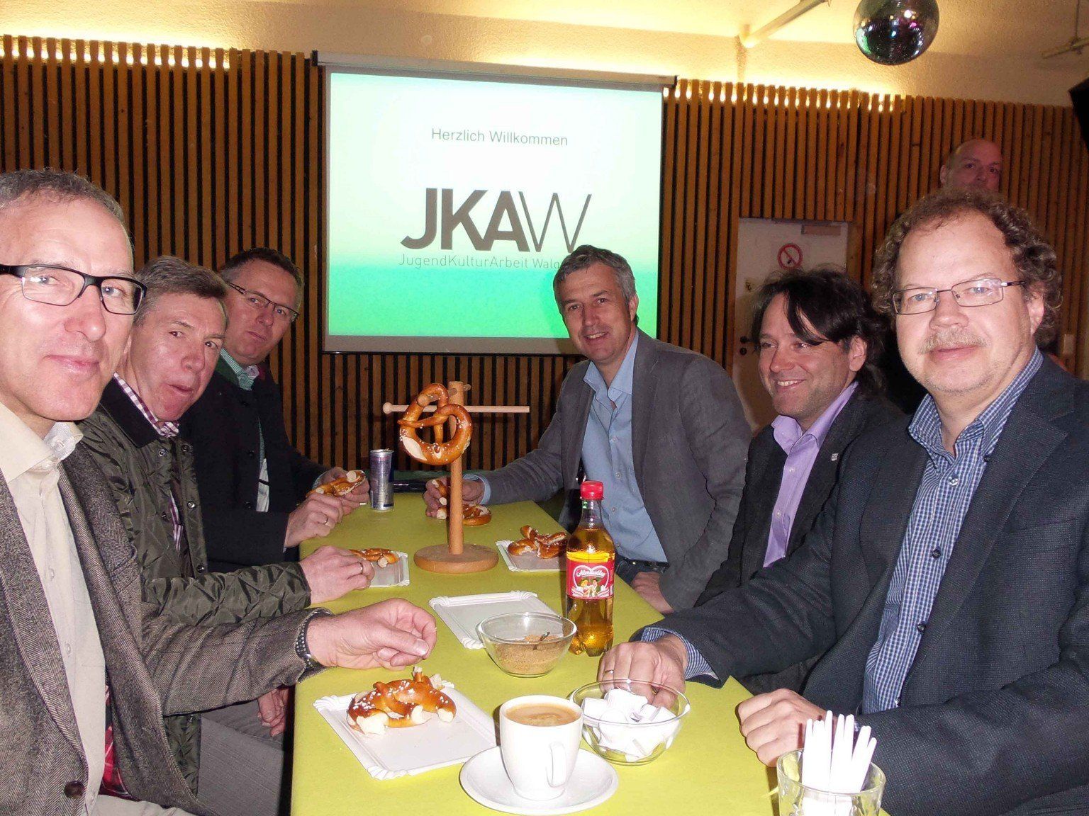 Bei einem Lokalaugenschein im Walgau haben sich die Montafoner Bürgermeister Ideen und Denkanstöße für das neue Heim der offenen Jugendarbeit im Montafon geholt. Bei einem Lokalaugenschein im Walgau haben sich die Montafoner Bürgermeister Ideen und Denkanstöße für das neue Heim der offenen Jugendarbeit im Montafon geholt.