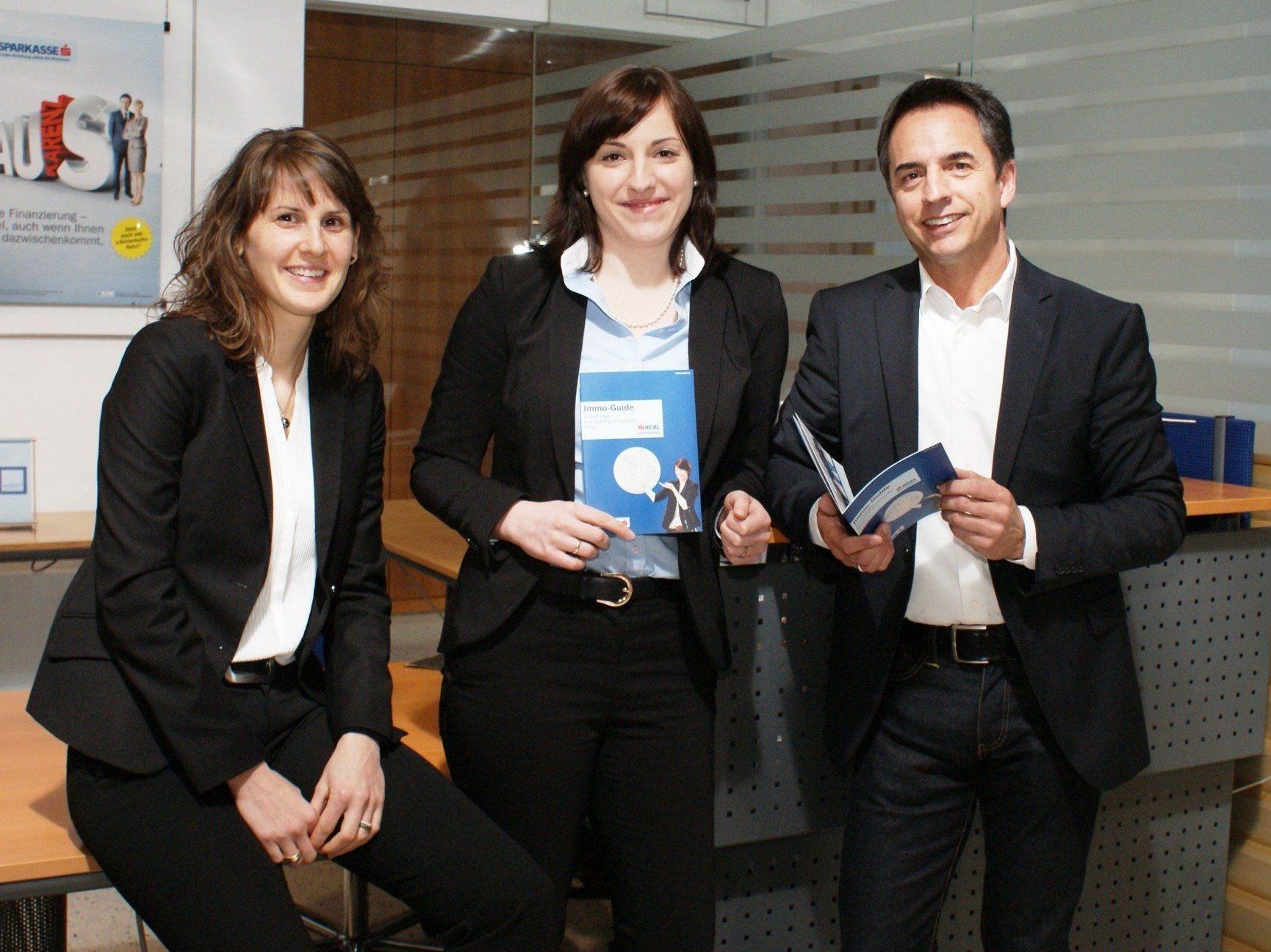 Stehen für alle Fragen rund um die Immobilie zur Verfügung: Heidi Klocker (links) und Angelika Dönz vom WohnquadratCenter und Rainer Rothmund von s REAL. Stehen für alle Fragen rund um die Immobilie zur Verfügung: Heidi Klocker (links) und Angelika Dönz vom WohnquadratCenter und Rainer Rothmund von s REAL.