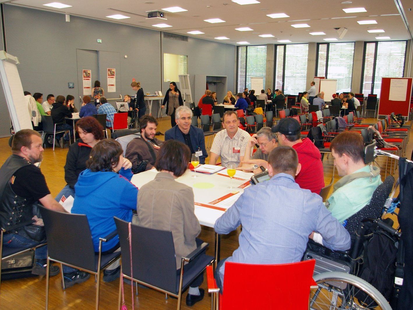 Am Trialog nehmen Menschen mit Behinderungen, Angehörige sowie professionelle Begleiterinnen und Begleiter teil. Am Trialog nehmen Menschen mit Behinderungen, Angehörige sowie professionelle Begleiterinnen und Begleiter teil.