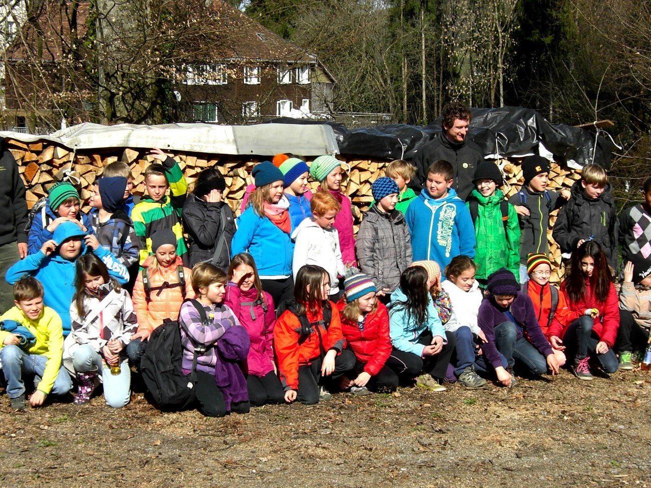 Die Schüler der 4. Klasse der Volksschule Weiler pflanzten Fichten Bäume.