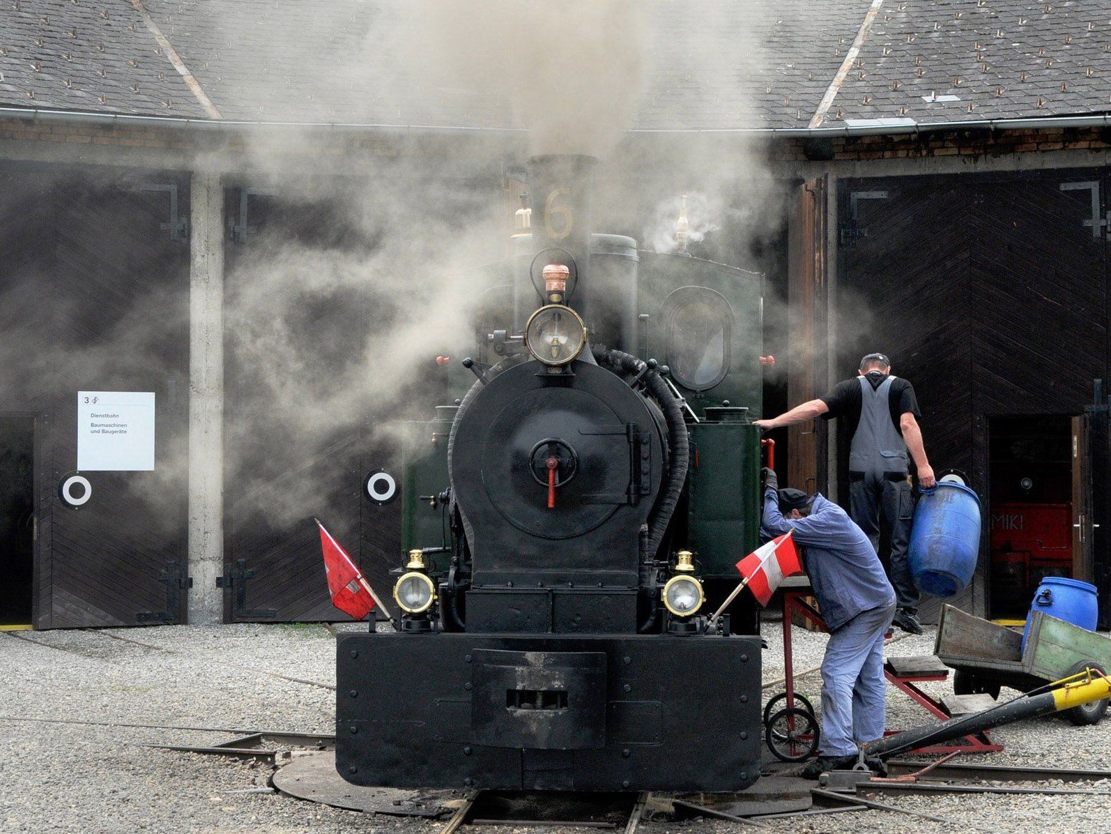 Eine Dampflok wird bei den Rhein-Schauen in Lustenau gewartet. Eine Dampflok wird bei den Rhein-Schauen in Lustenau gewartet.
