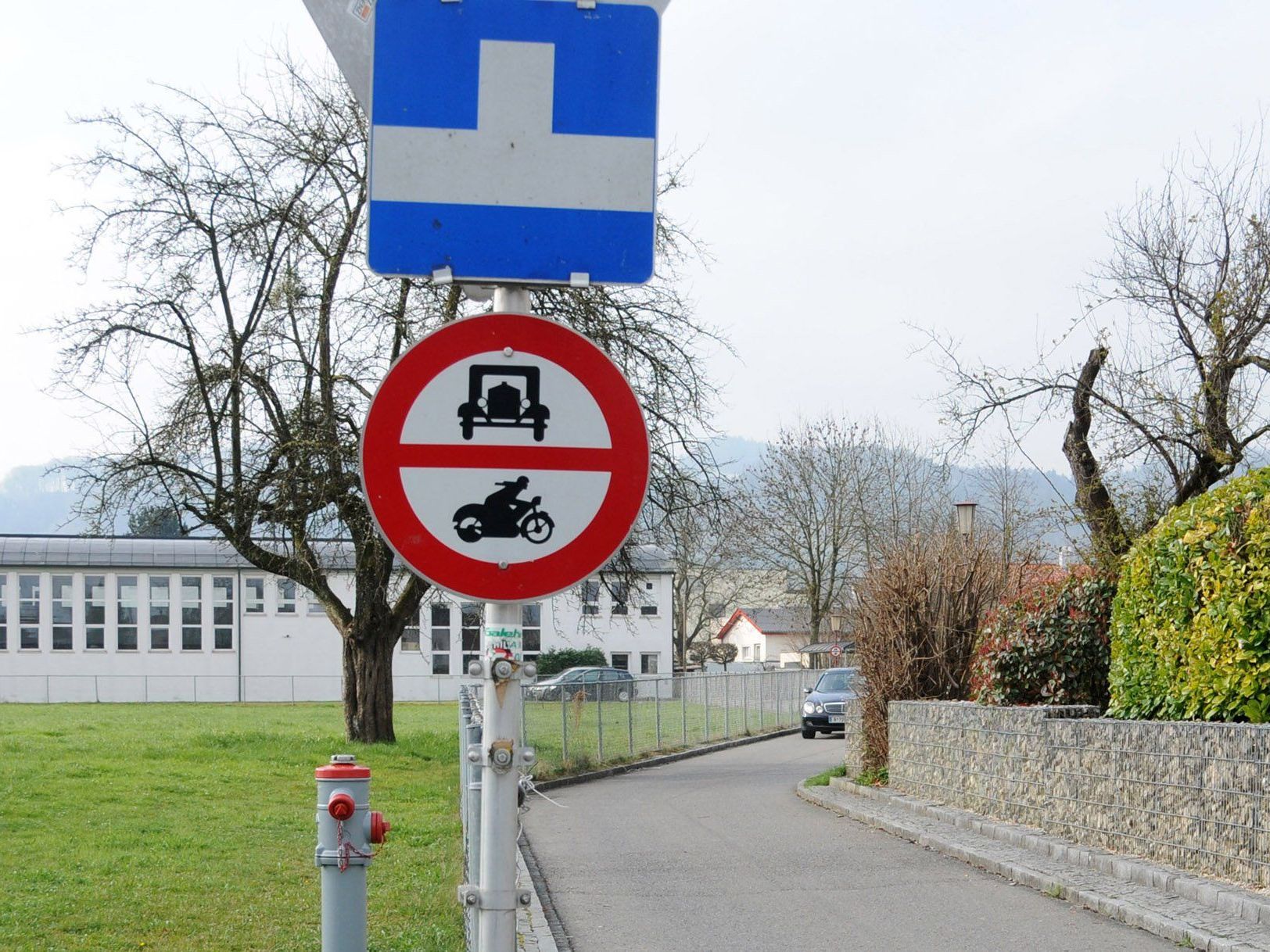Die enge Zufahrt zur Volksschule Kirchdorf kann jetzt um 1,5 m breiter werden. Die enge Zufahrt zur Volksschule Kirchdorf kann jetzt um 1,5 m breiter werden.