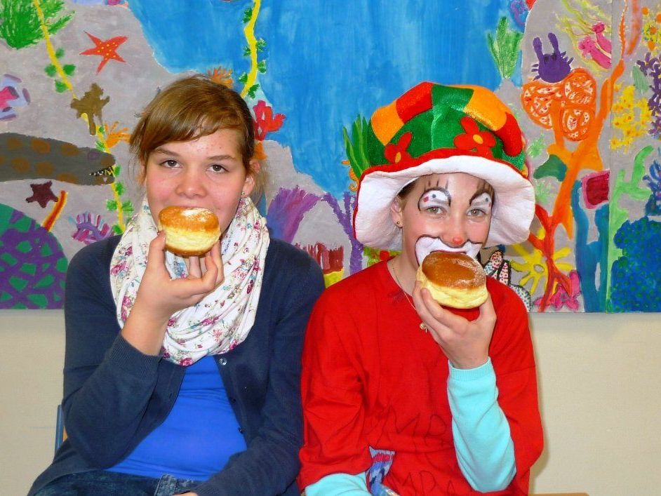 Laura und Elena genießen die leckeren Krapfen! Laura und Elena genießen die leckeren Krapfen!