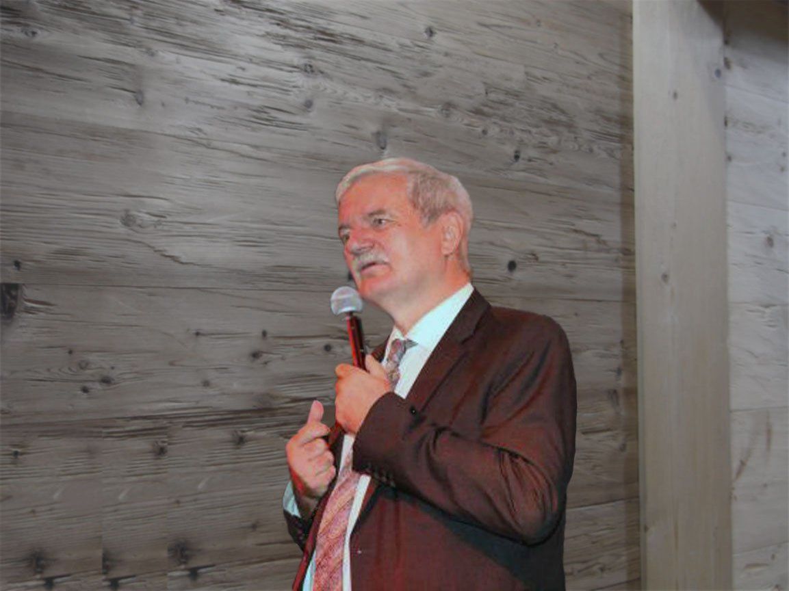Dr. Udo Baer ist diplom. Pädagoge und kreativer Leibtherapeut Dr. Udo Baer ist diplom. Pädagoge und kreativer Leibtherapeut