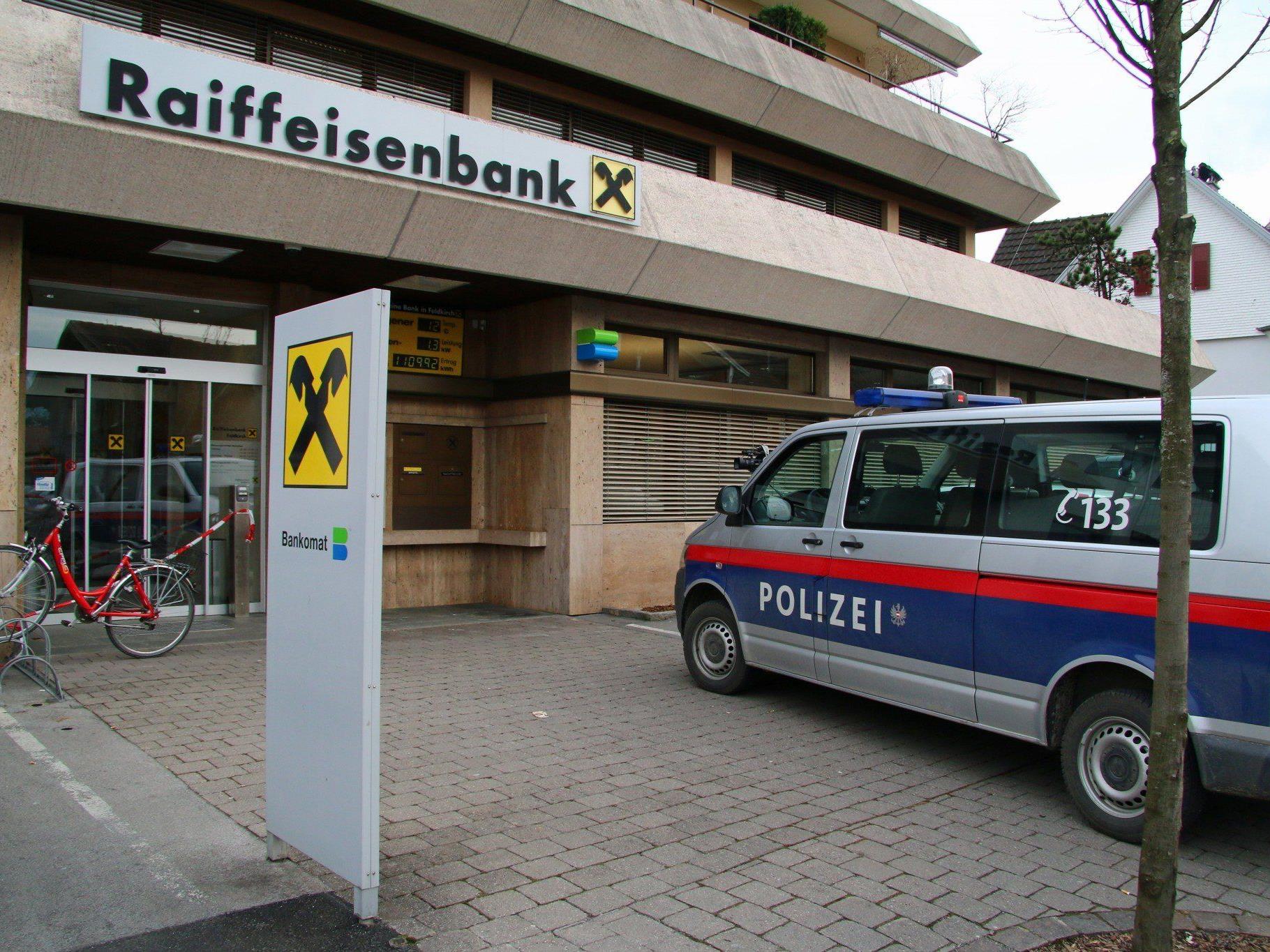 Nach Banküberfall in Feldkirch-Altenstadt: Polizei sucht Zeugen.