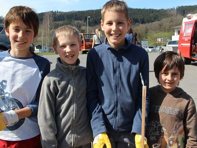 Mit Feuereifer bei der Sache sind Florian, Elias, David und Philipp Mit Feuereifer bei der Sache sind Florian, Elias, David und Philipp