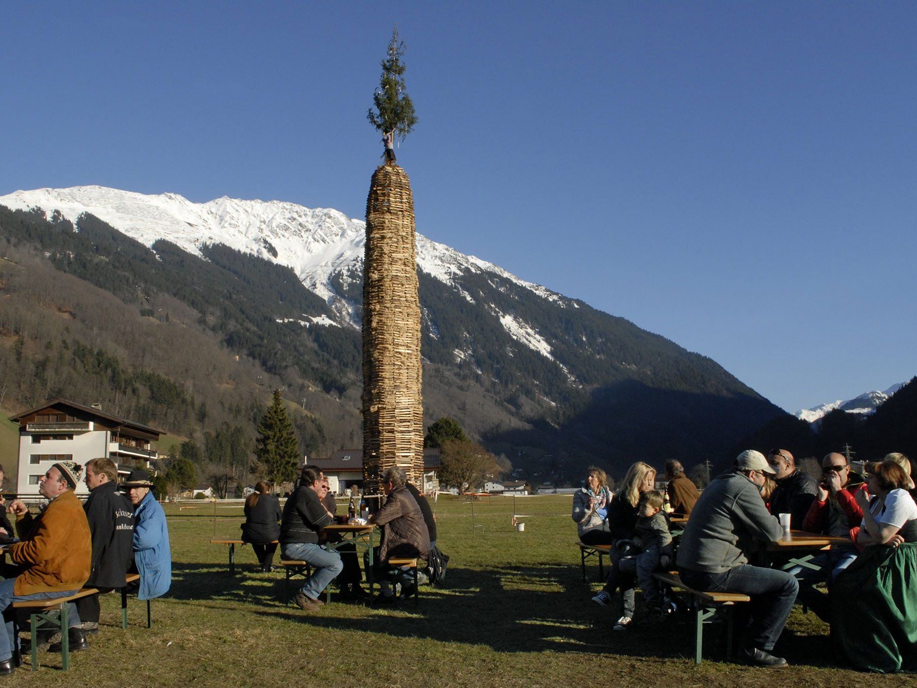Der Funken der "Schruser Funkabauer" befindet sich am neuen Funkenplatz Auweg/Rainweg. Der Funken der "Schruser Funkabauer" befindet sich am neuen Funkenplatz Auweg/Rainweg.